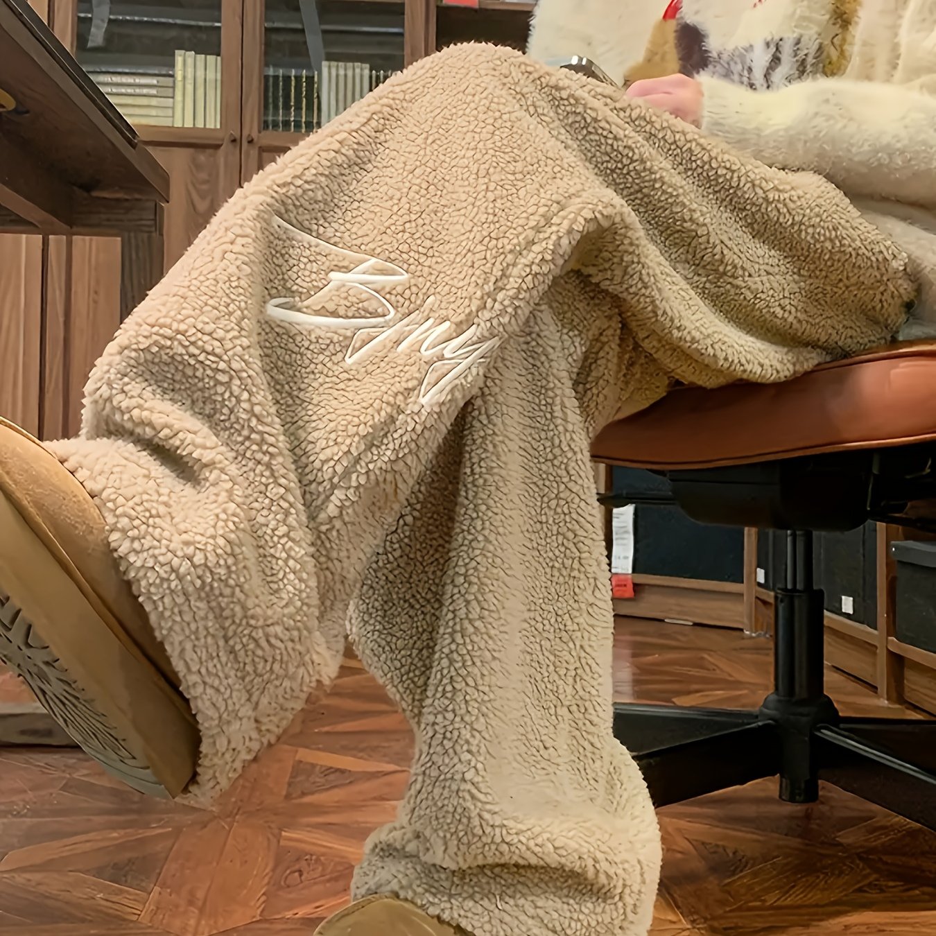 Pantalon large doux en tissu pelucheux avec broderie