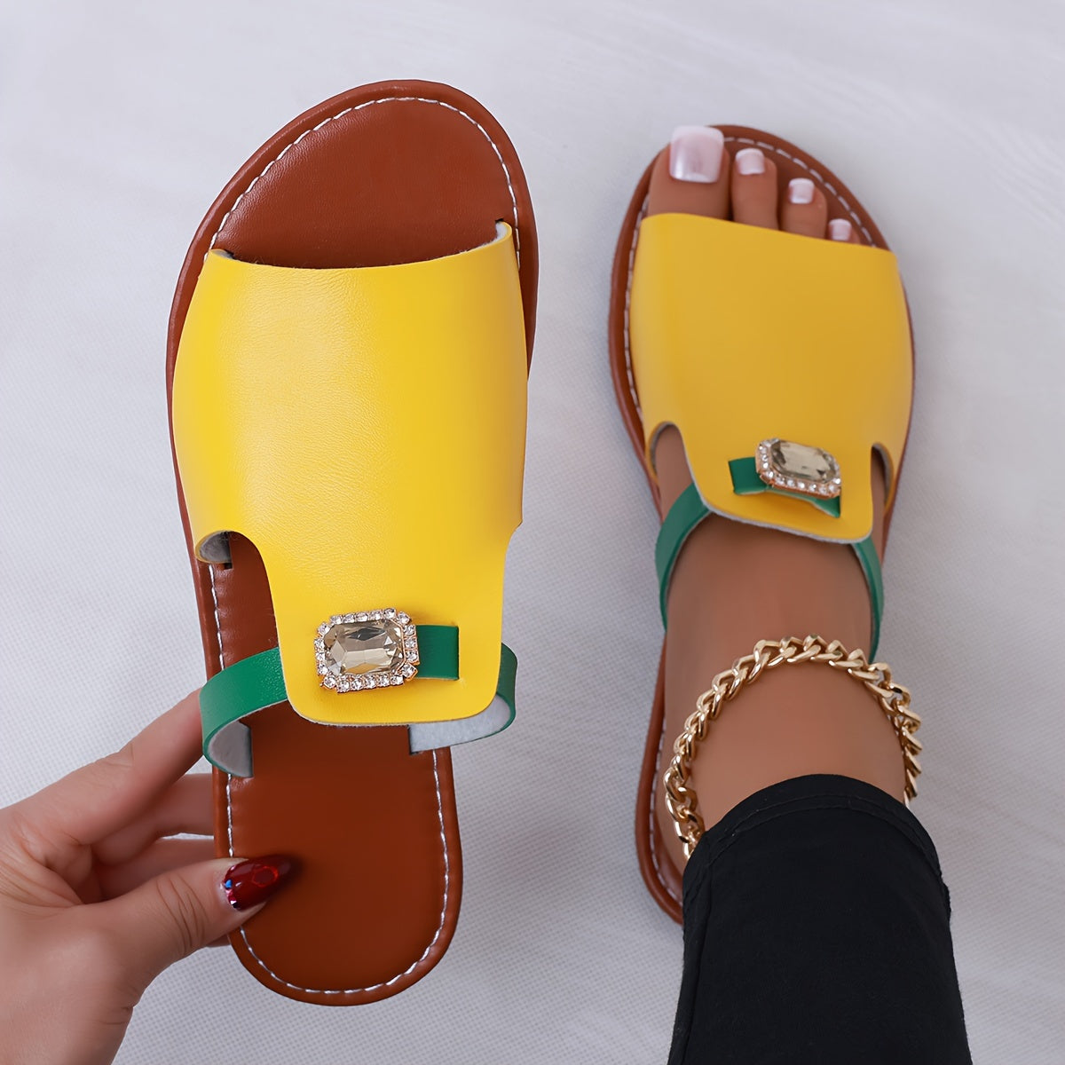 Flache zum Hineinschlüpfen Sandalen für Damen im glamourösen Stil mit trendigem Schmuck  