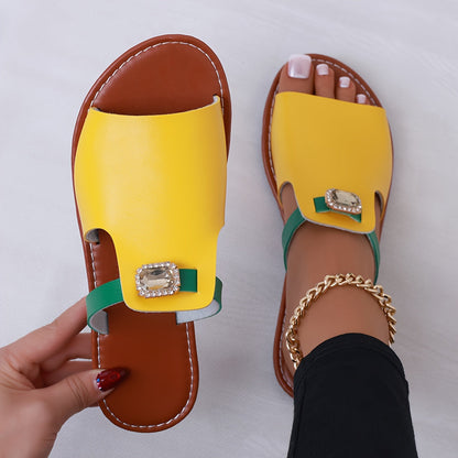 Flache zum Hineinschlüpfen Sandalen für Damen im glamourösen Stil mit trendigem Schmuck  