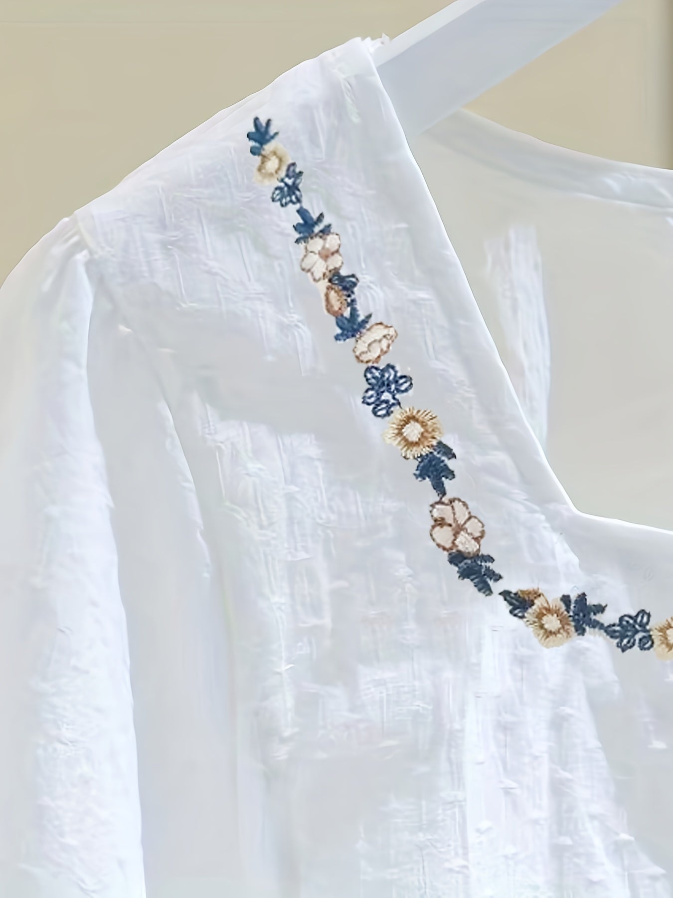 Elegant women's blouse with square neckline and floral embroidery, casual spring-summer style
