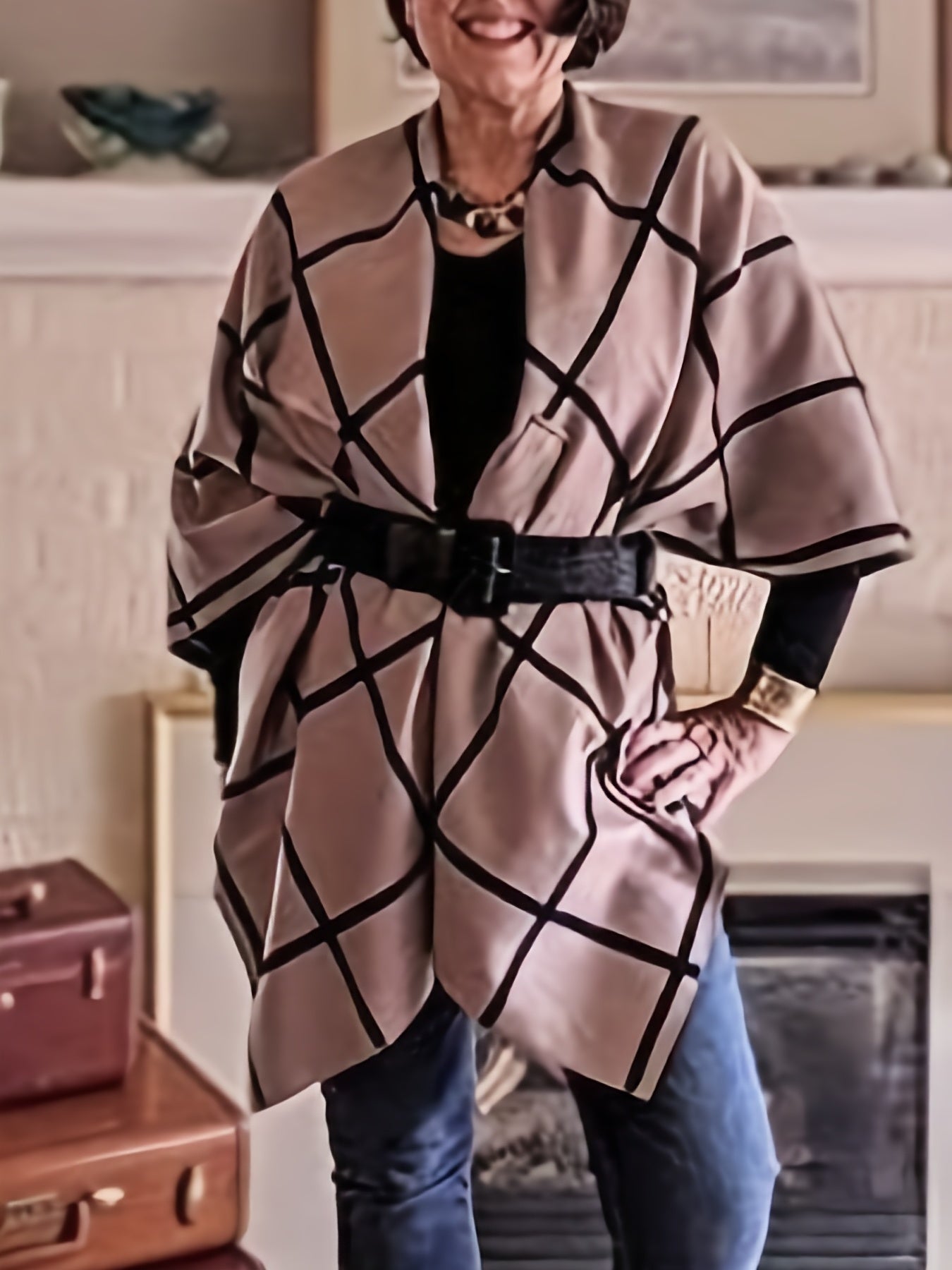 Poncho Réversible Femme Grille Noir et Beige Style Cape Élégante