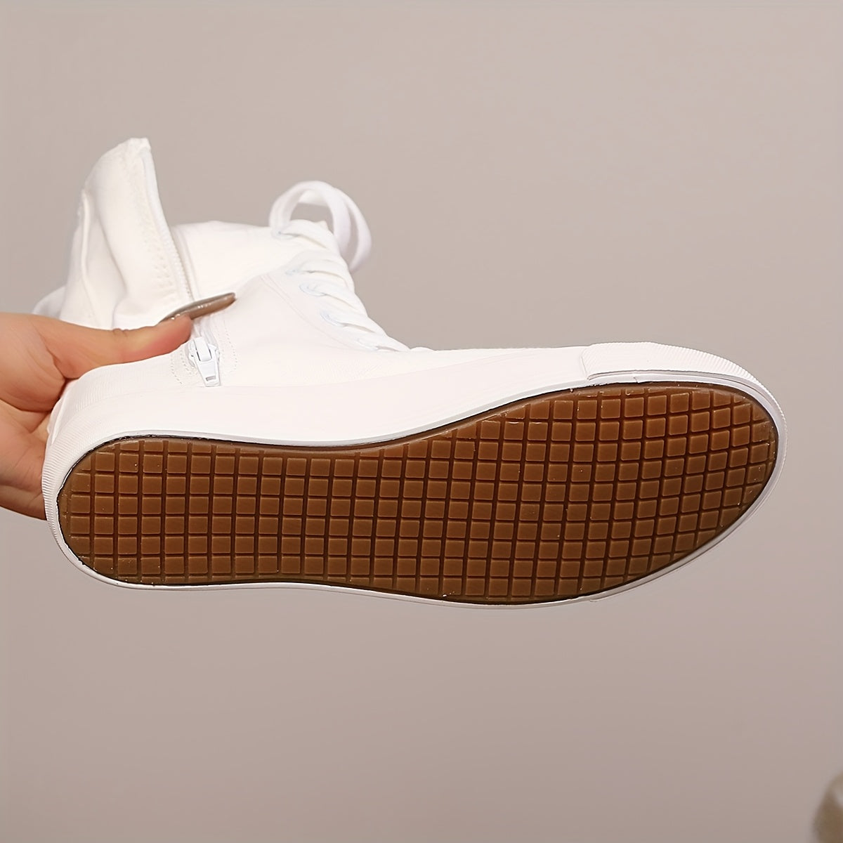 Bottes montantes type basket blanches à lacets et fermeture éclair latérale