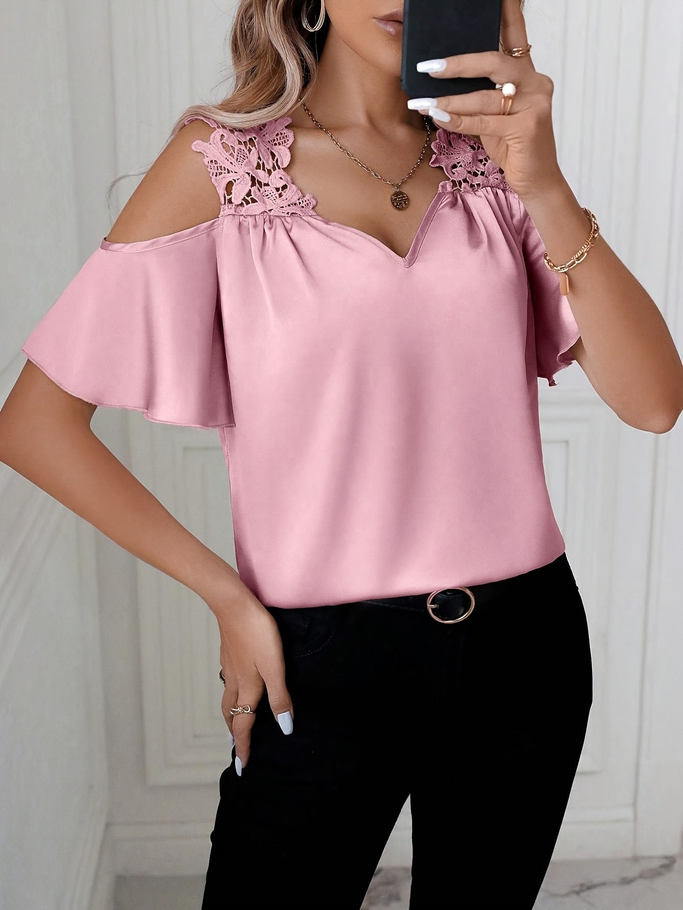 Chique damesblouse met blote schouders en elegante kantdetails