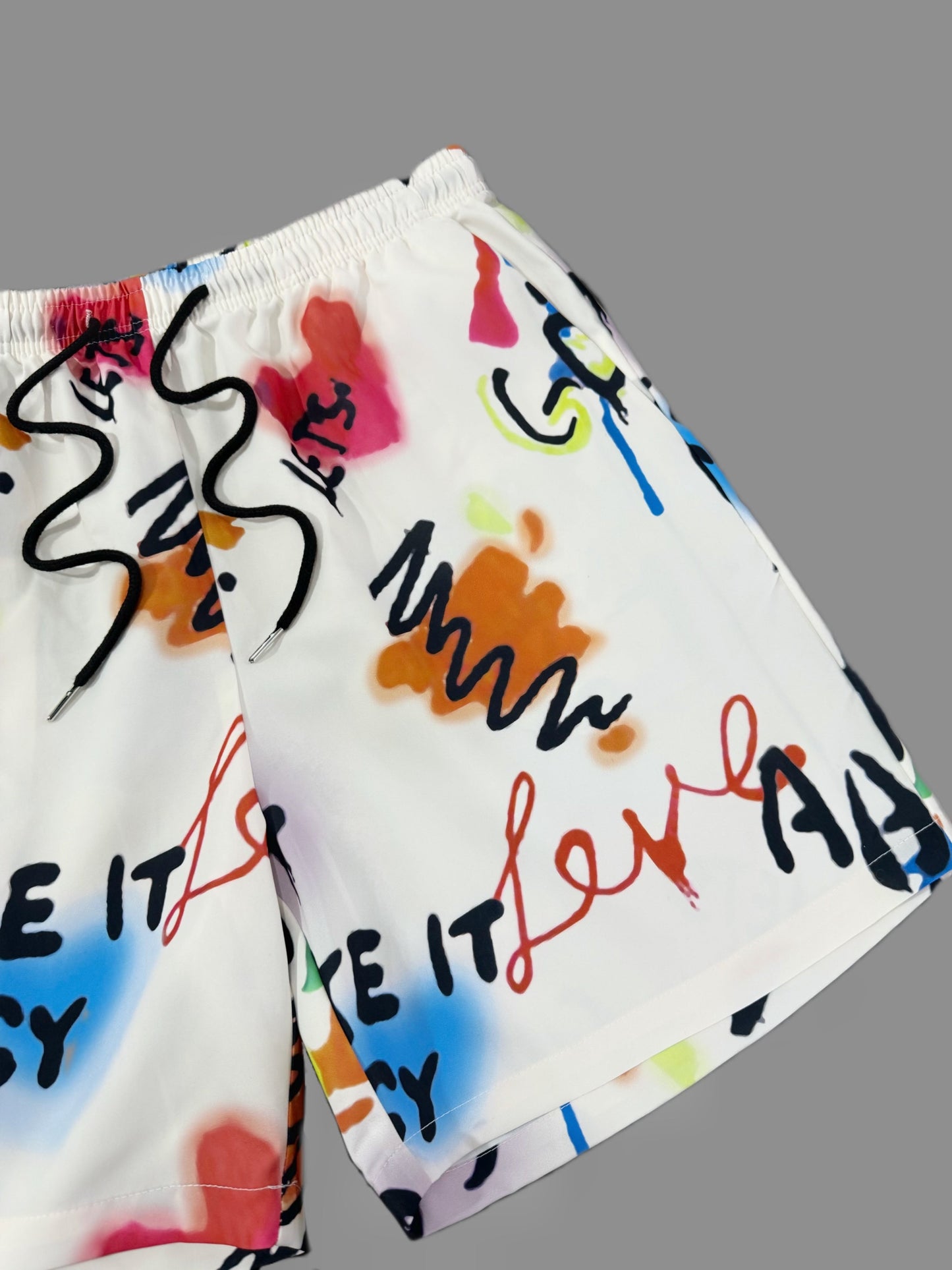 Short décontracté imprimé graffiti pour homme style streetwear tendance