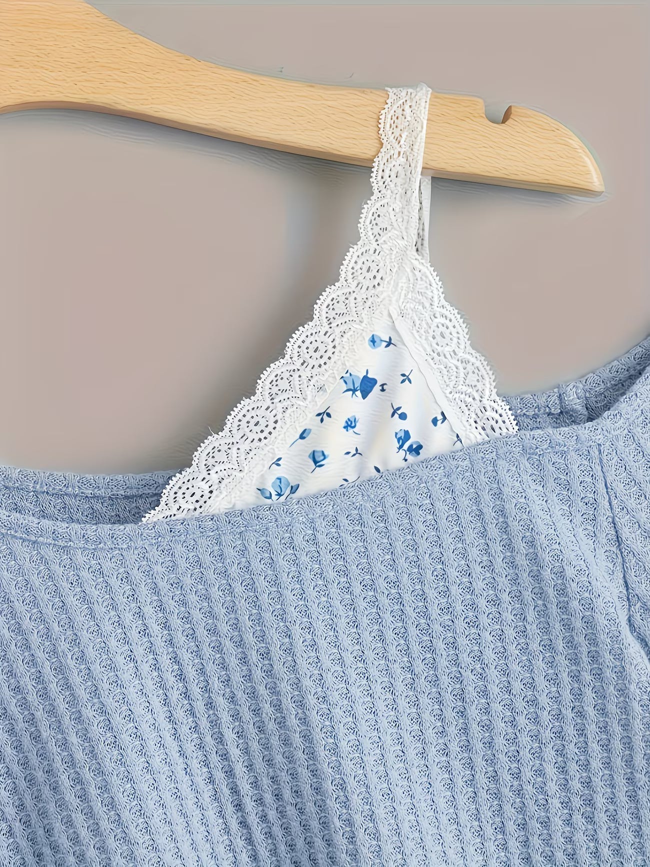 Pull court femme style asymétrique à épaule dénudée avec détail dentelle – Mode décontractée tendance