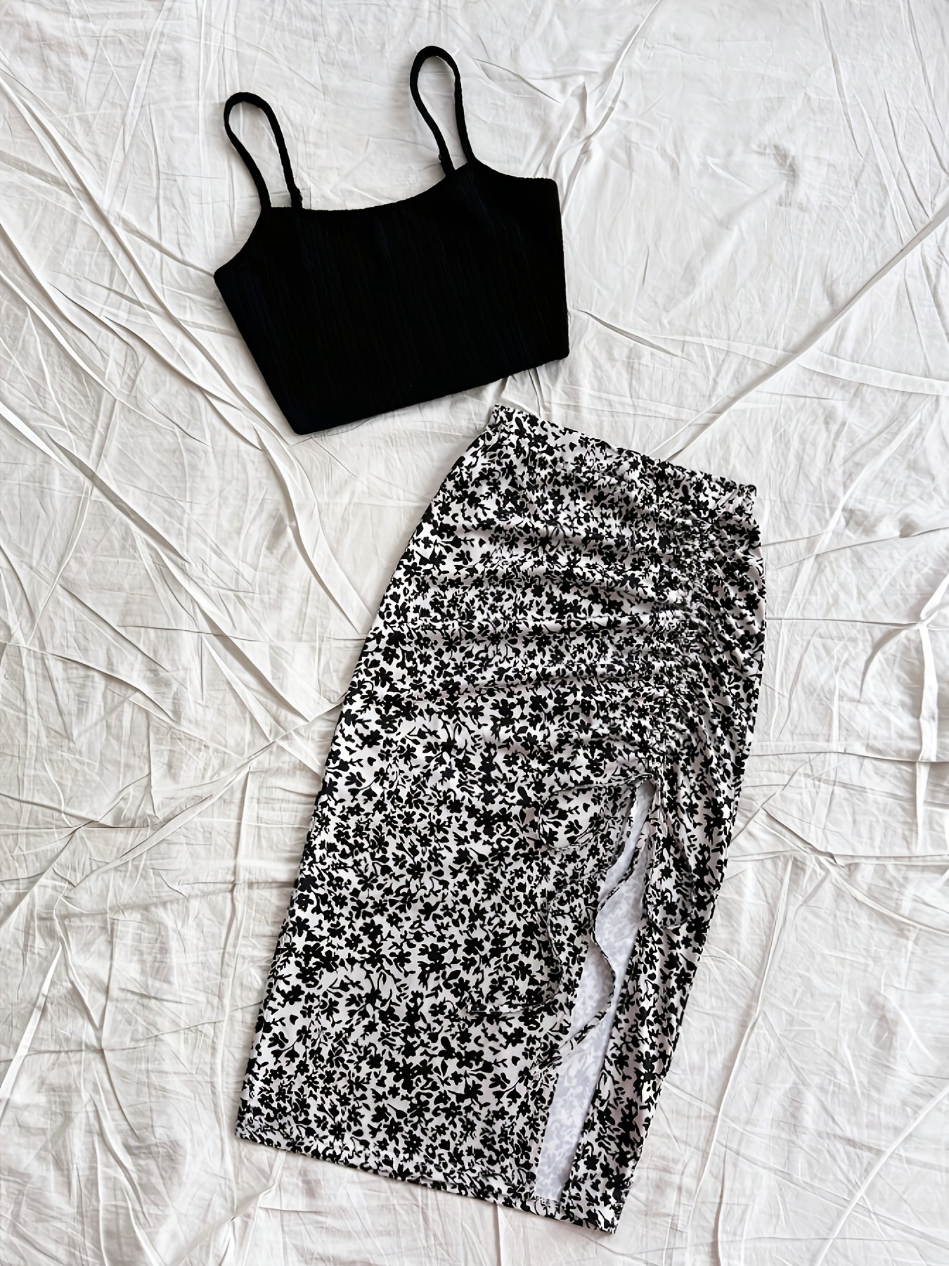 Conjunto femenino falda con flores y top de tirantes estilo vacaciones elegantes