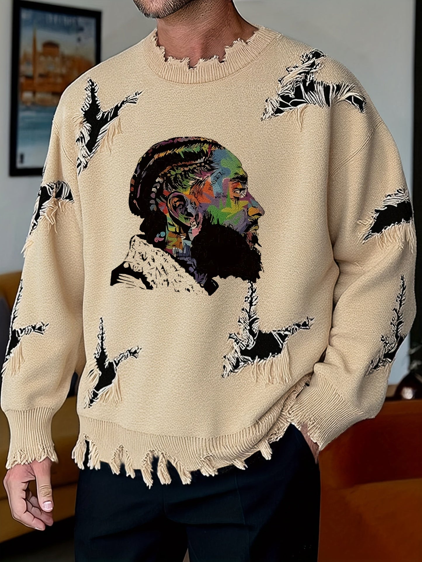 Pull homme décontracté beige à col rond avec motif visage coloré et détails déchirés