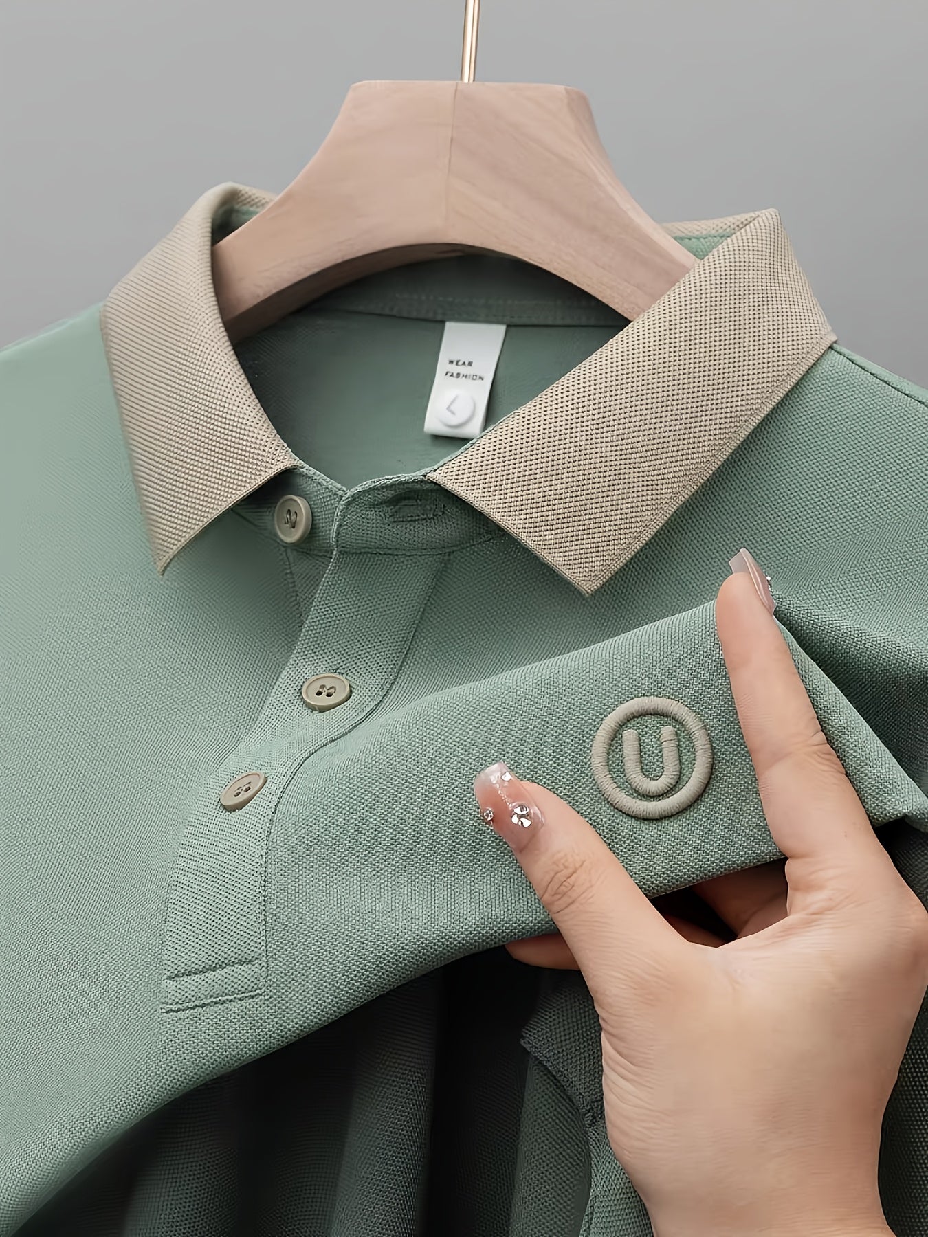 Polo casual para hombre con cuello contrastante y logo bordado – estilo moderno y versátil