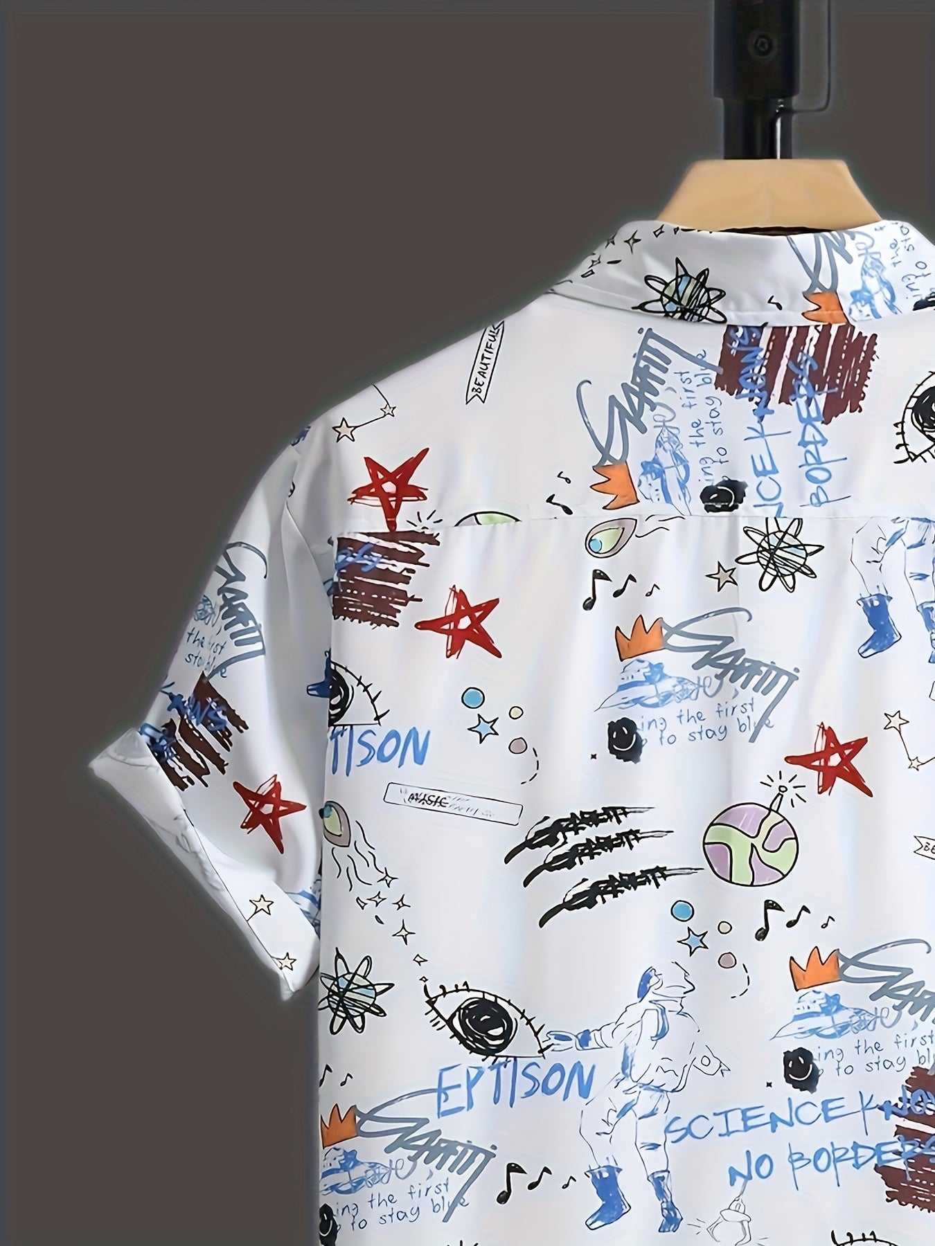Chemise Homme Style Streetwear Imprimé Graffiti Manches Courtes – Mode Urbaine Décontractée