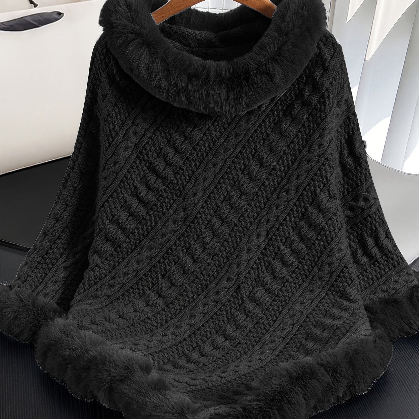 Poncho Femme Tricoté Bleu Marine avec Col et Bordure en Fourrure Synthétique