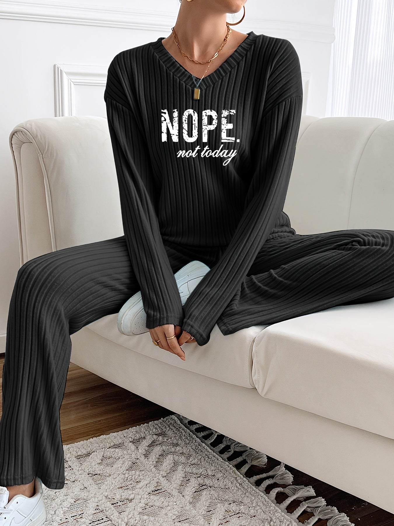 Ensemble côtelé Femme avec inscription "NOPE not today", col en V et pantalon large