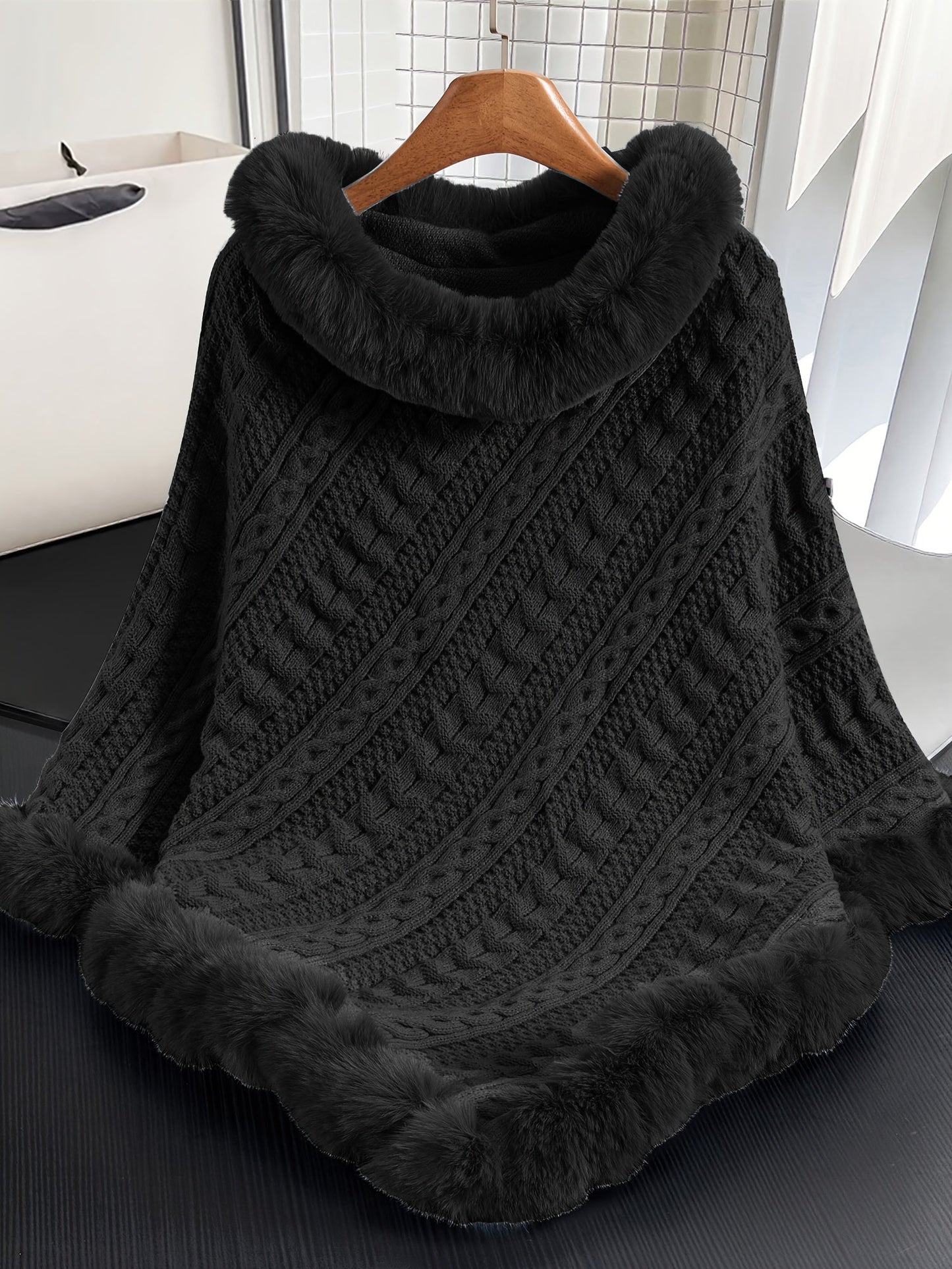 Poncho Femme Tricoté Bleu Marine avec Col et Bordure en Fourrure Synthétique