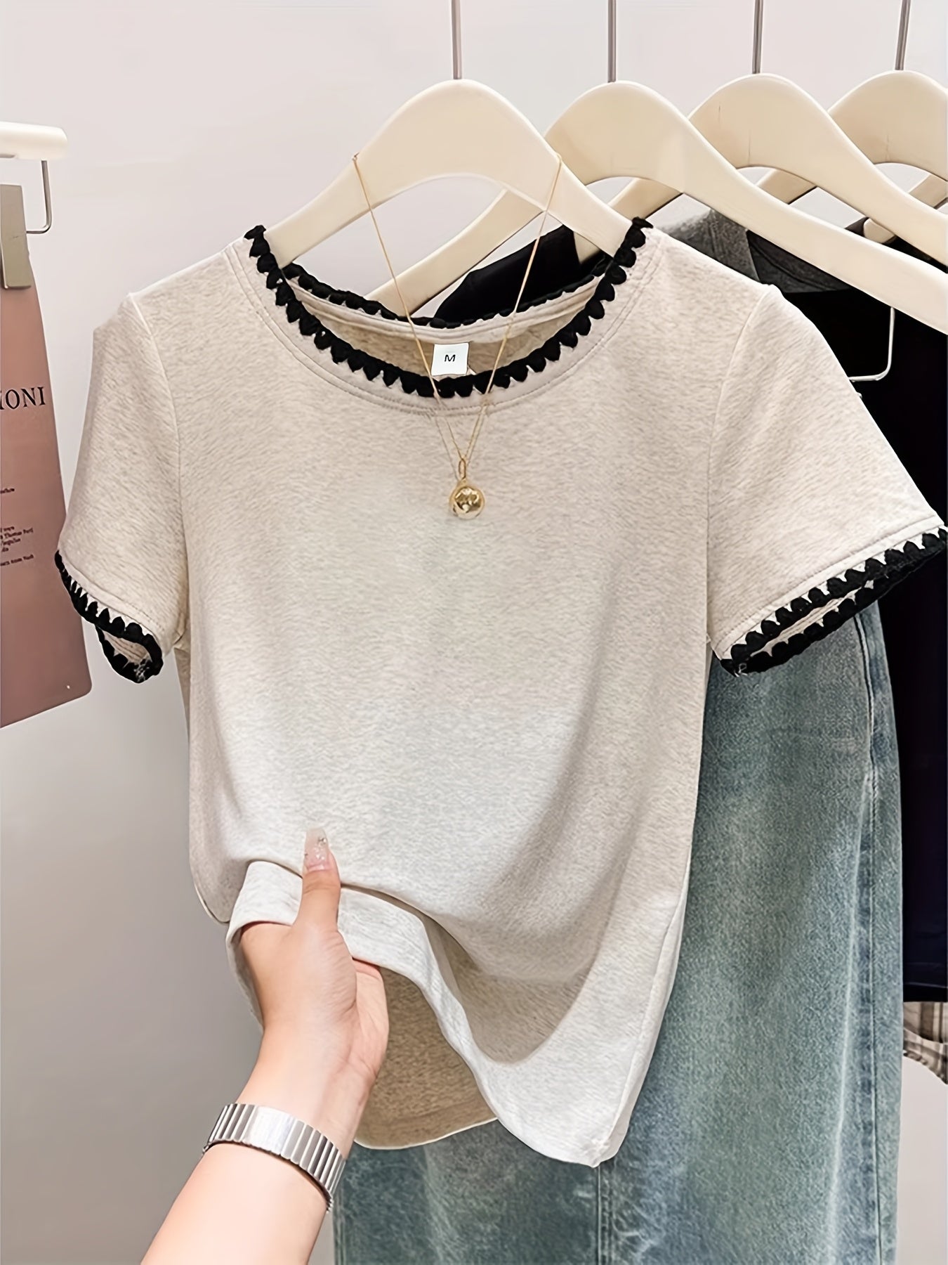 Elegant women's blouse with scalloped collar, chic everyday style