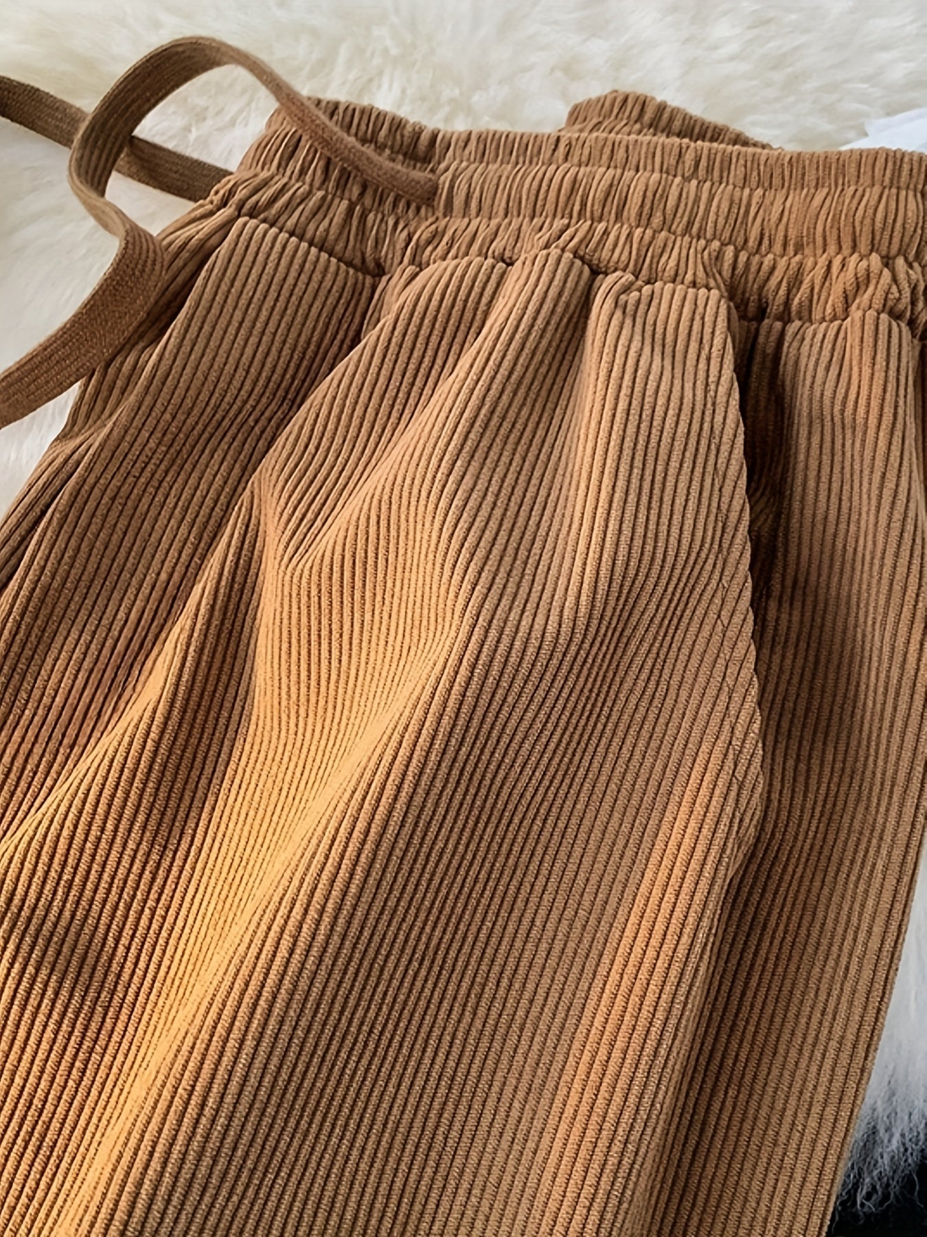 Herrenhose im modernen Stil mit Falten und verstellbarem Kordelzug für Entspannung und Stadt  