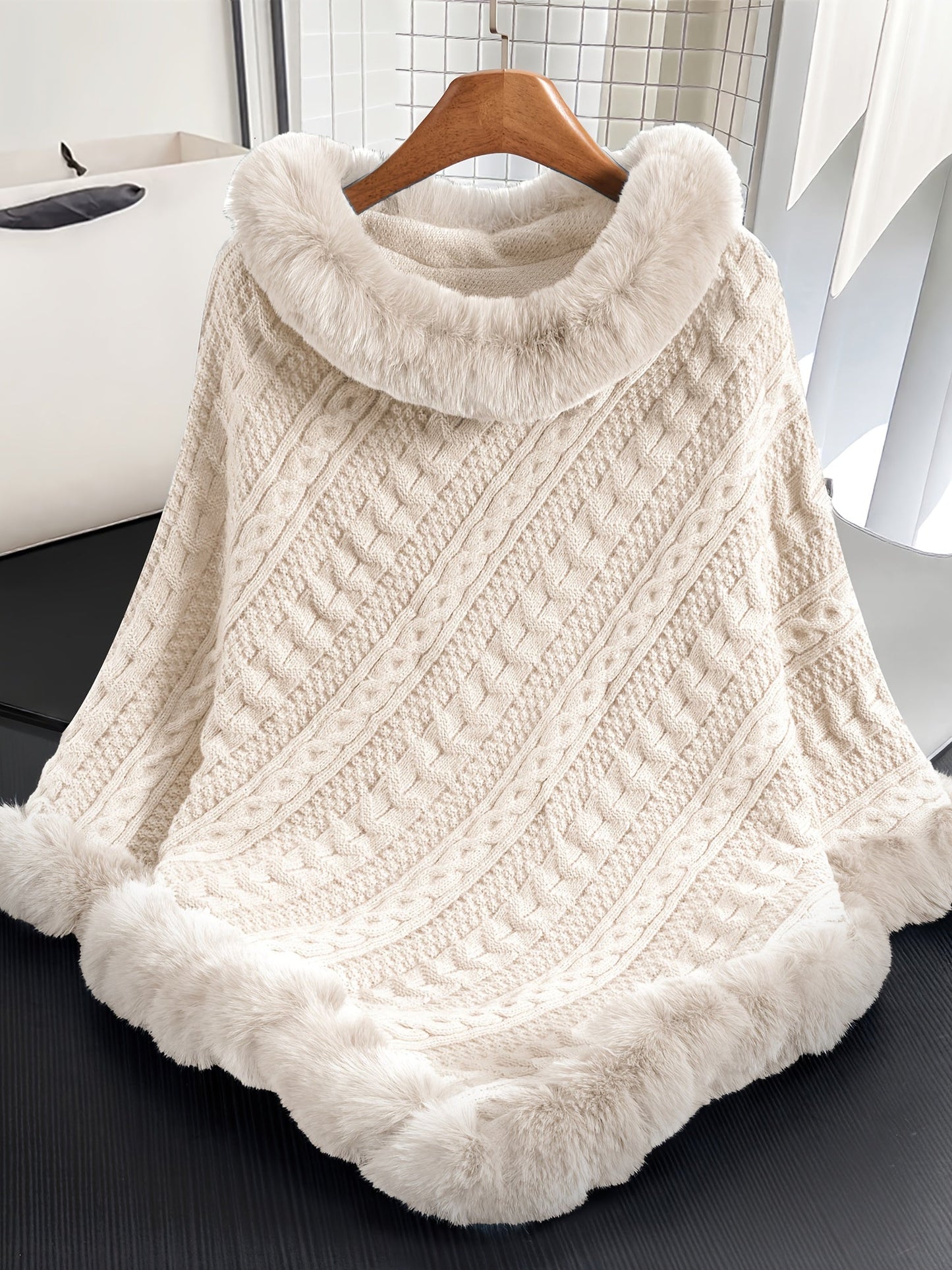 Poncho Femme Tricoté Bleu Marine avec Col et Bordure en Fourrure Synthétique