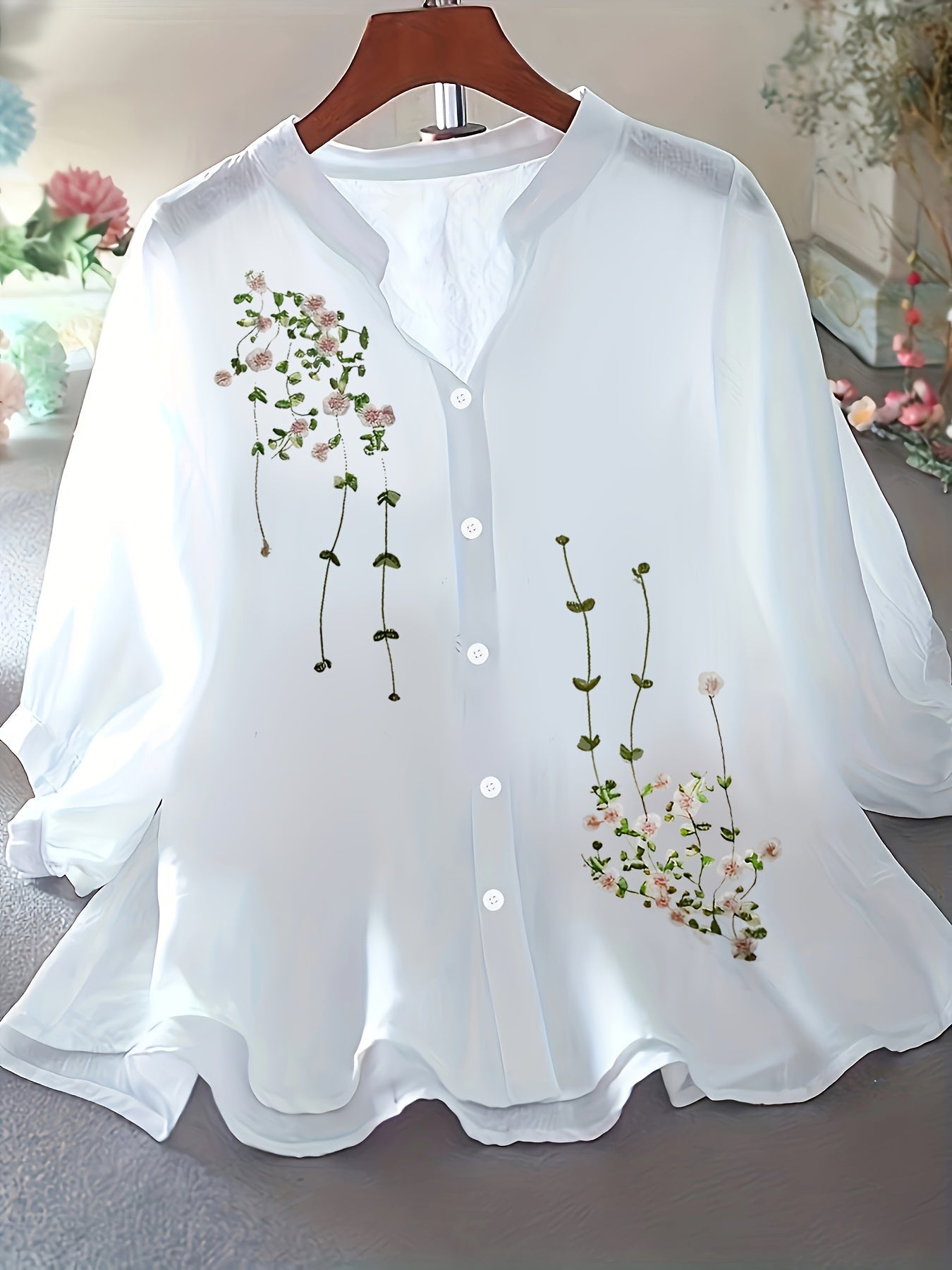 Elegant damebluse med blomsterbroderi i sommerstil til kontor eller udflugt