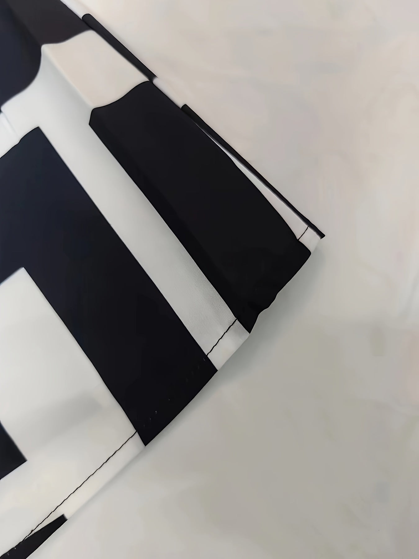 Elegante damesblouse met grafisch patroon, moderne stijl voor kantoor en uitgaan