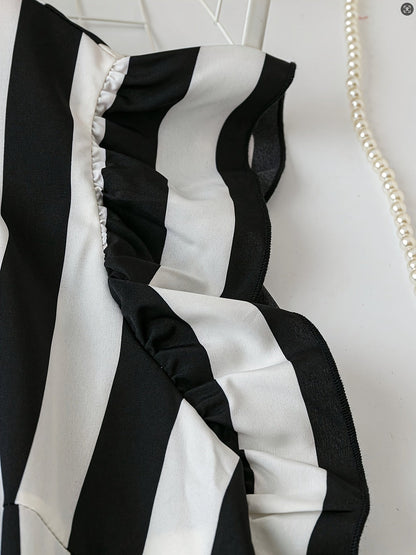 Elegant stribet bluse til kvinder med lavallière-krave og flæseærmer - Chic stil til kontoret eller udflugter