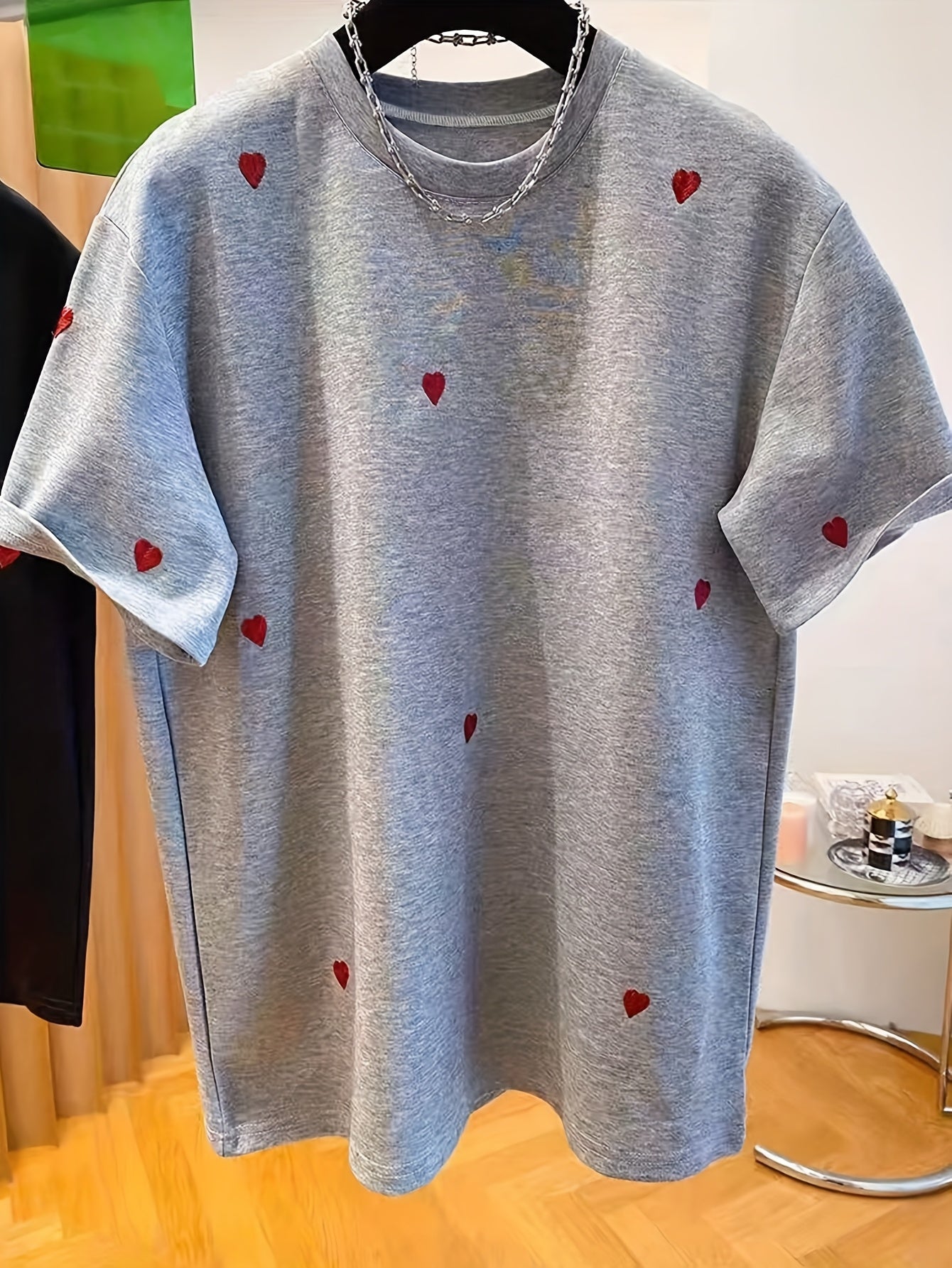 Lässiges Damen-T-Shirt mit gesticktem Herzmotiv, trendiger Stil für den Alltag  