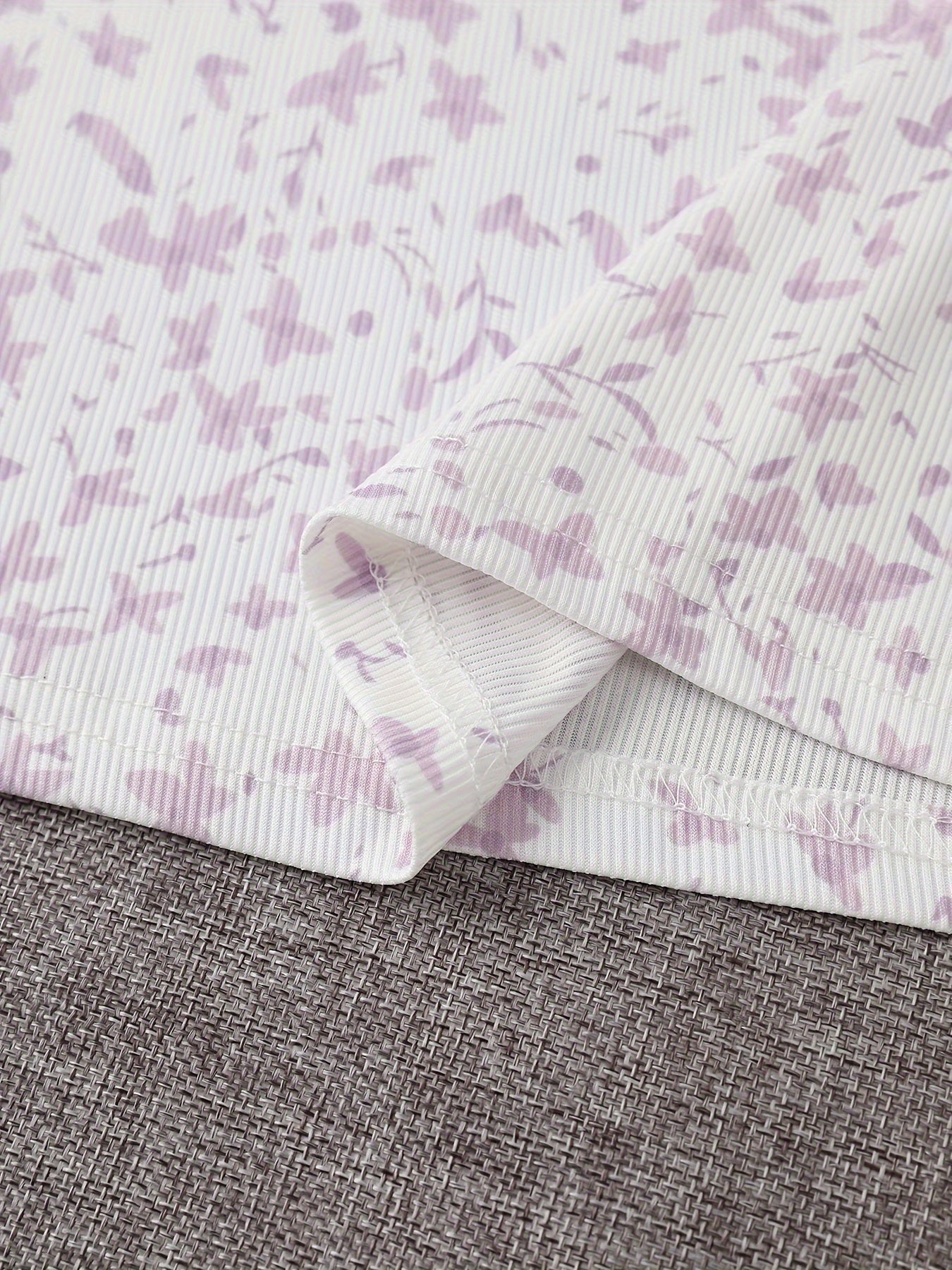 Abito floreale elegante con bolero annodato da donna, outfit chic per primavera ed estate