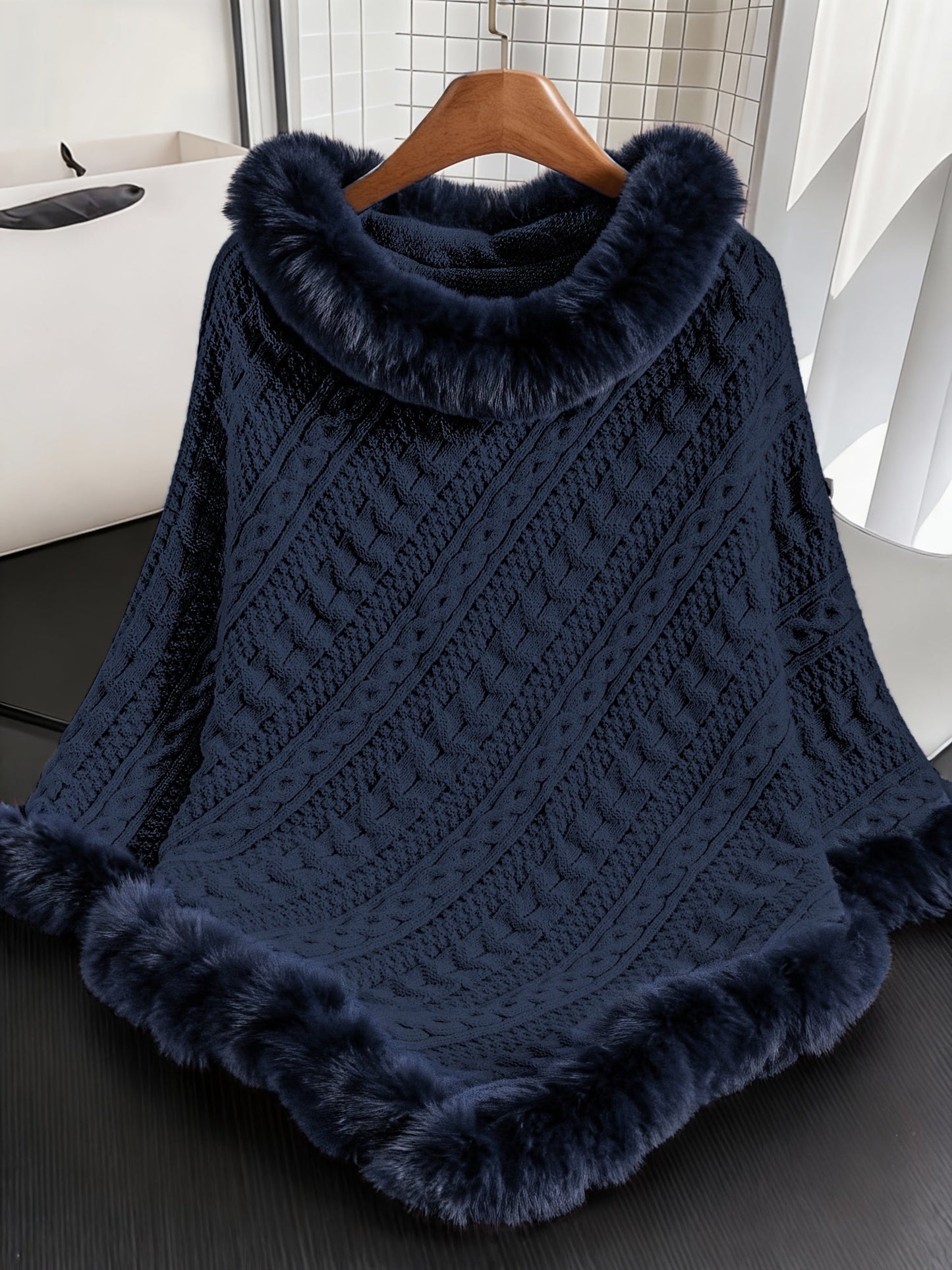 Poncho Femme Tricoté Bleu Marine avec Col et Bordure en Fourrure Synthétique