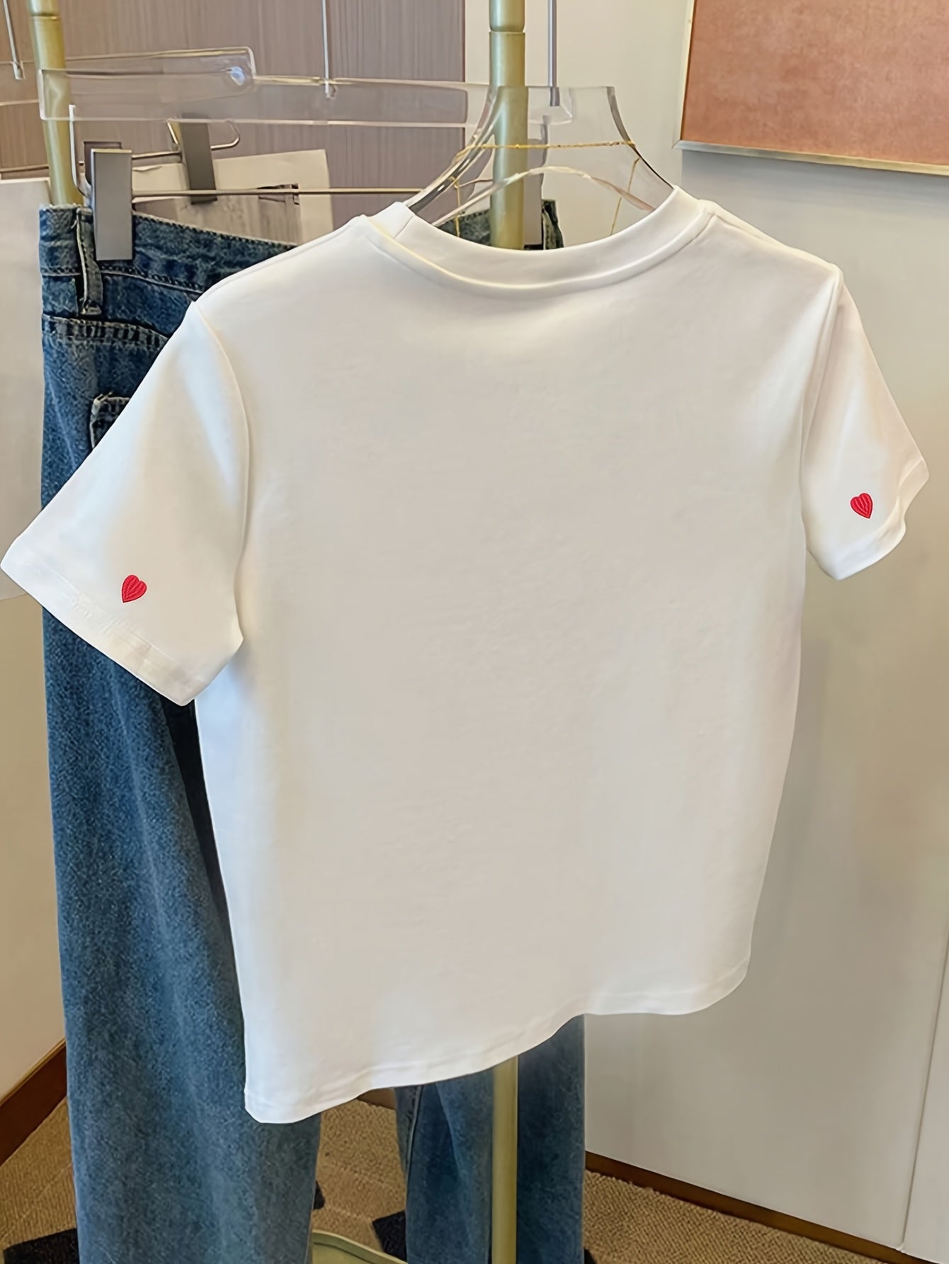 Lässiges Damen-T-Shirt mit gesticktem Herzmotiv, trendiger Stil für den Alltag  