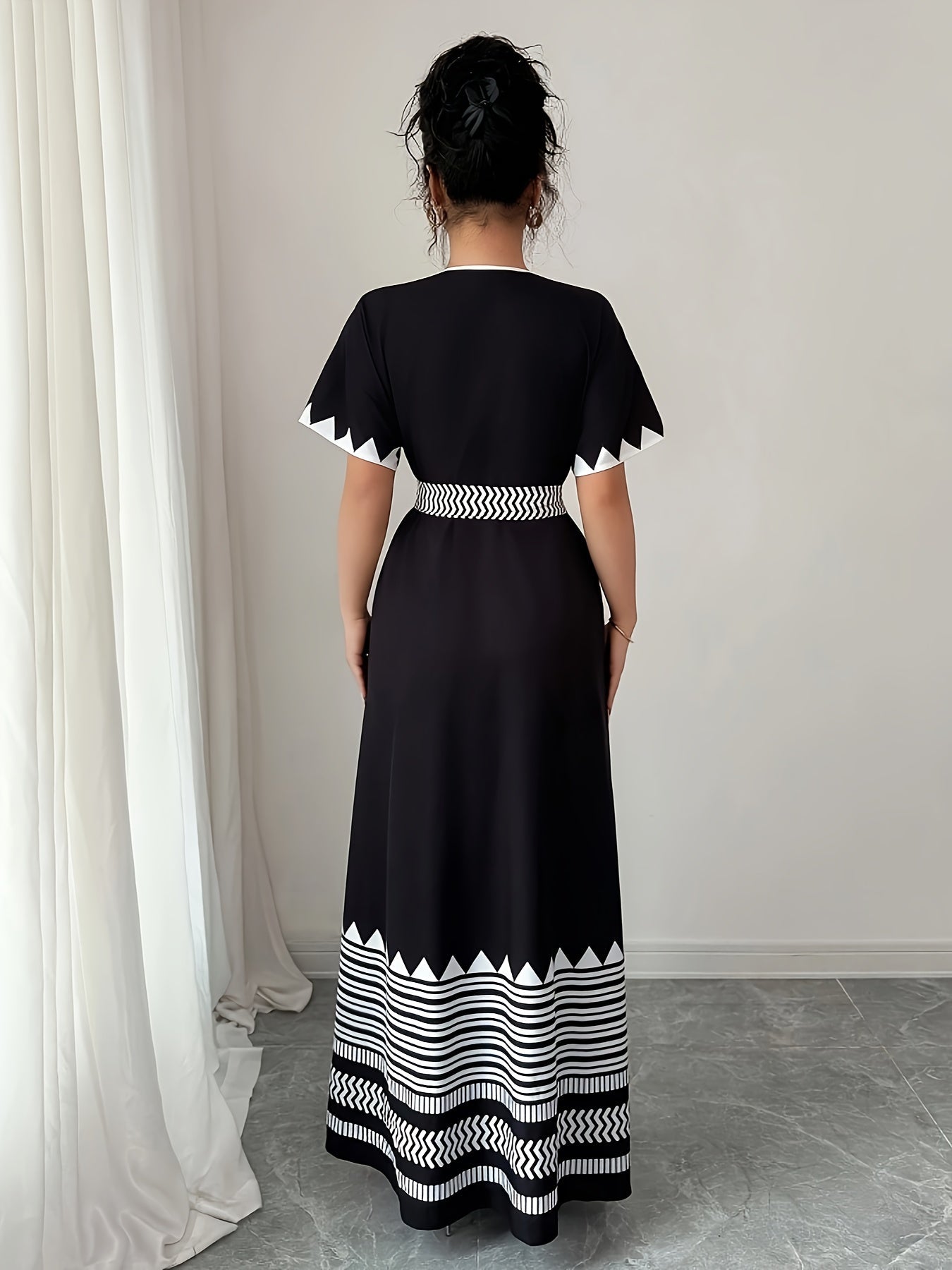 Robe longue portefeuille graphique chic pour femme, style soirée ou événement estival