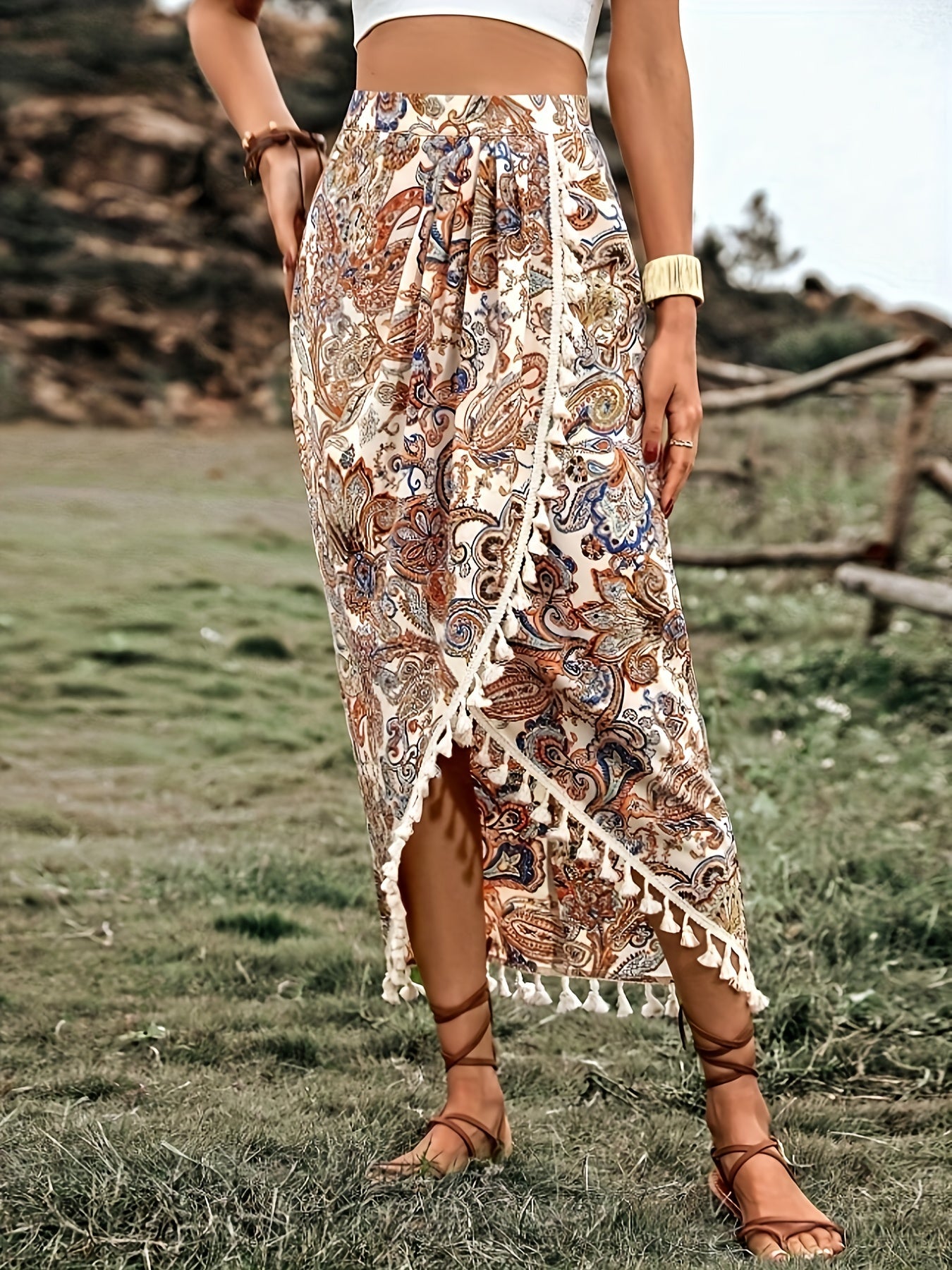 Falda cruzada bohemia para mujer estilo midi con estampado paisley y detalle de pompones para verano y vacaciones