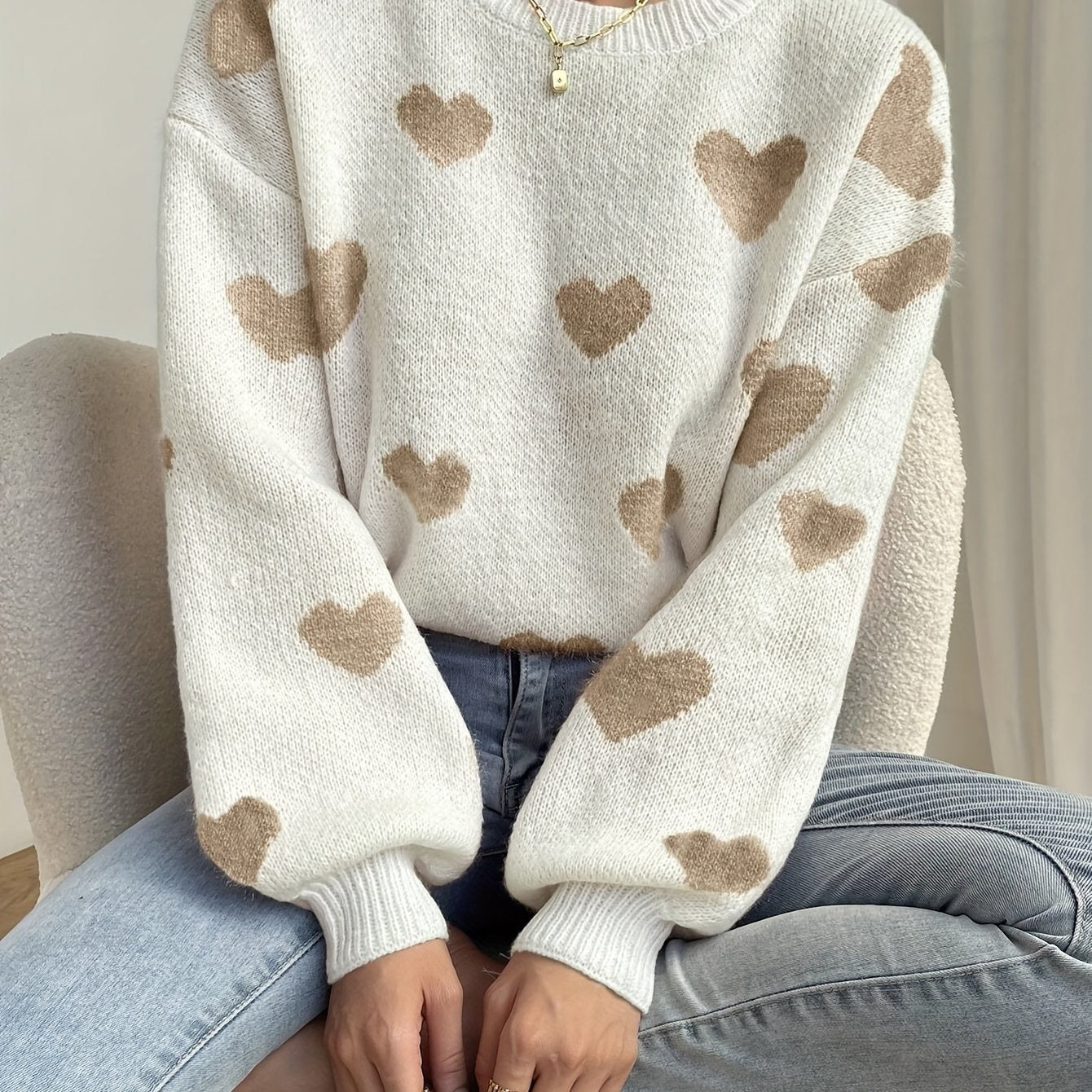 Pull col rond ample en maille blanc avec cœurs beiges