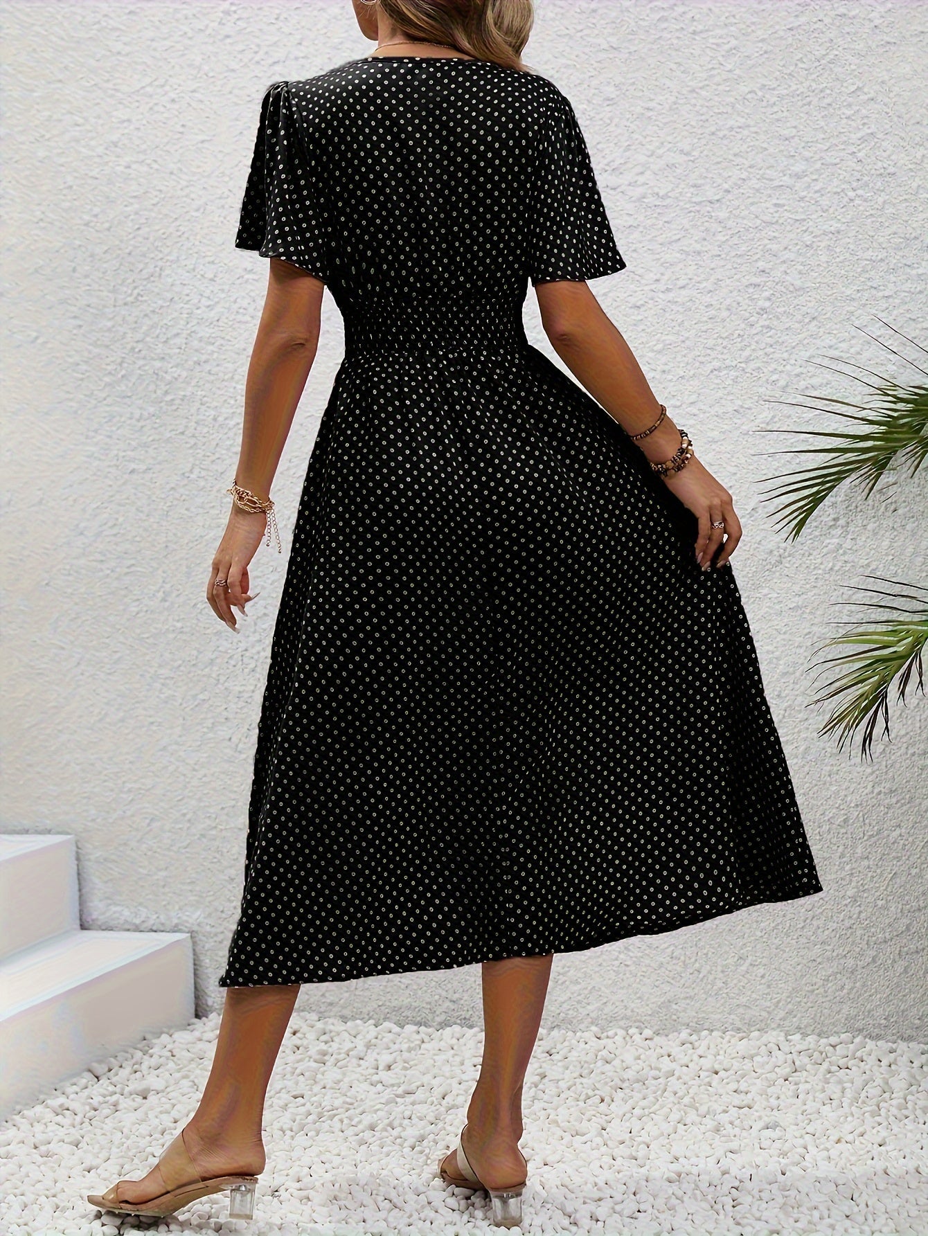 Elegancka sukienka damska w groszki, styl casual na wiosnę/lato