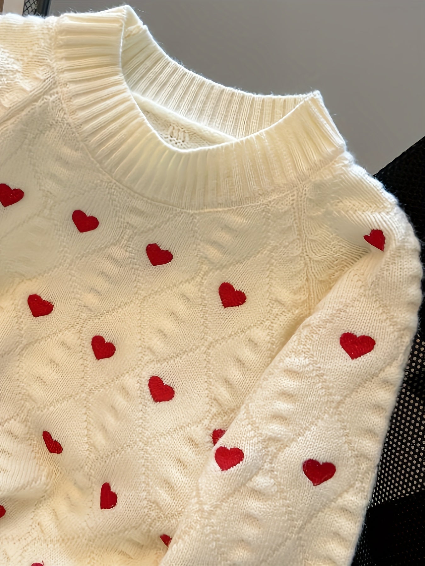 Pull femme crème à cœurs rouges, col montant, maille texturée