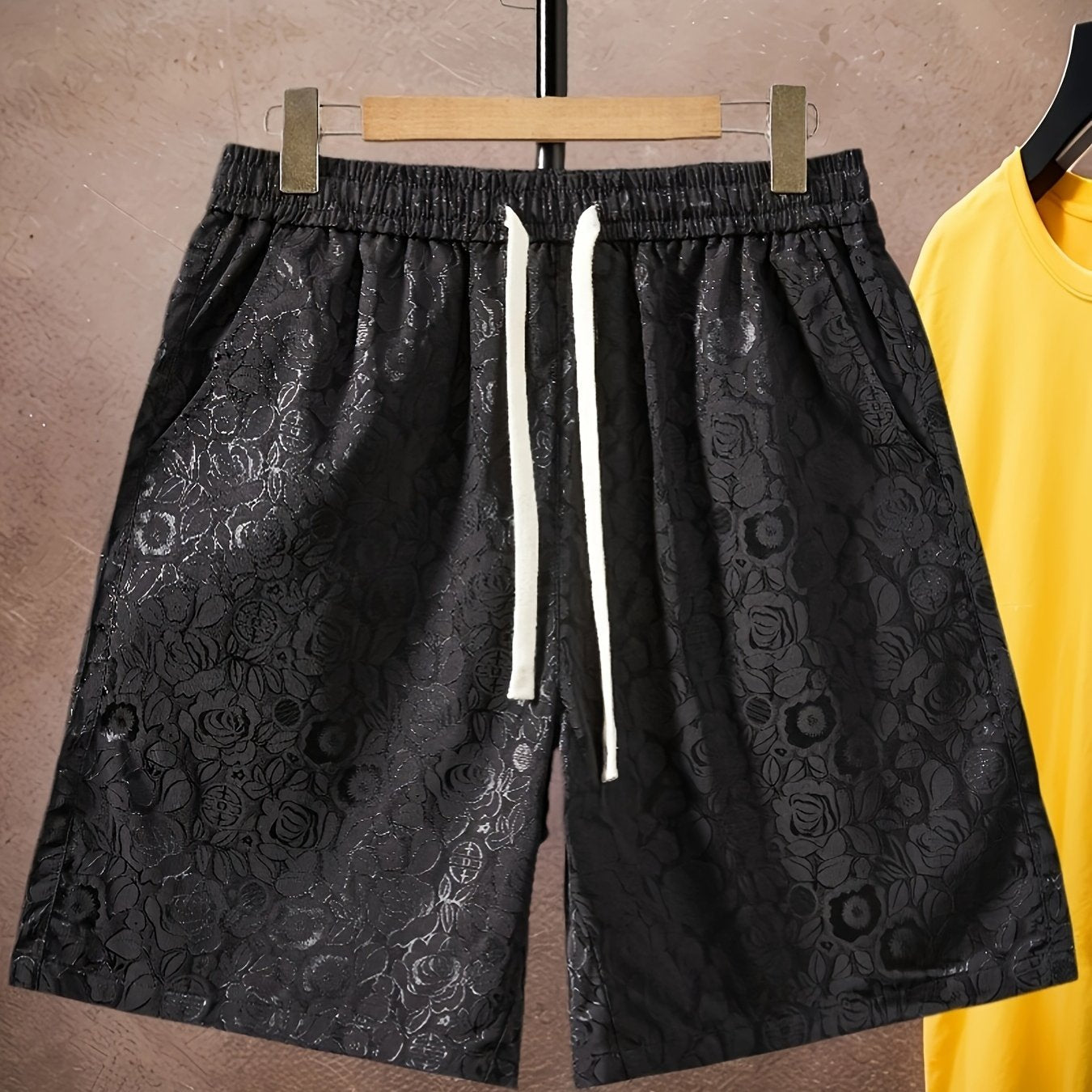Krótki męski t-shirt w nowoczesny kwiatowy wzór, styl casual na lato