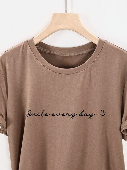 T-shirt femme à message "Smile every day" style décontracté pour look estival
