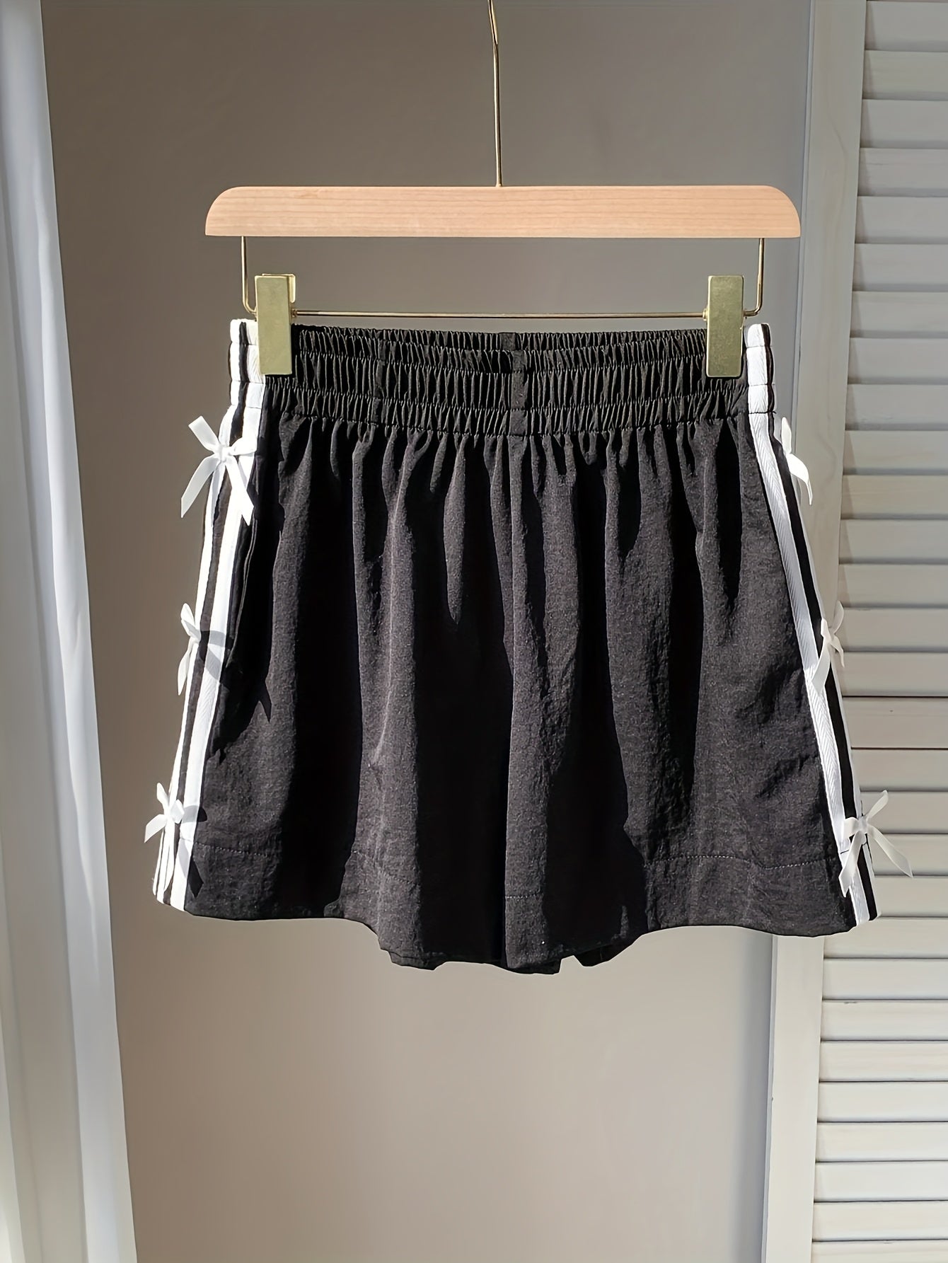 Short décontracté femme style vacances avec nœuds latéraux et bandes sportives