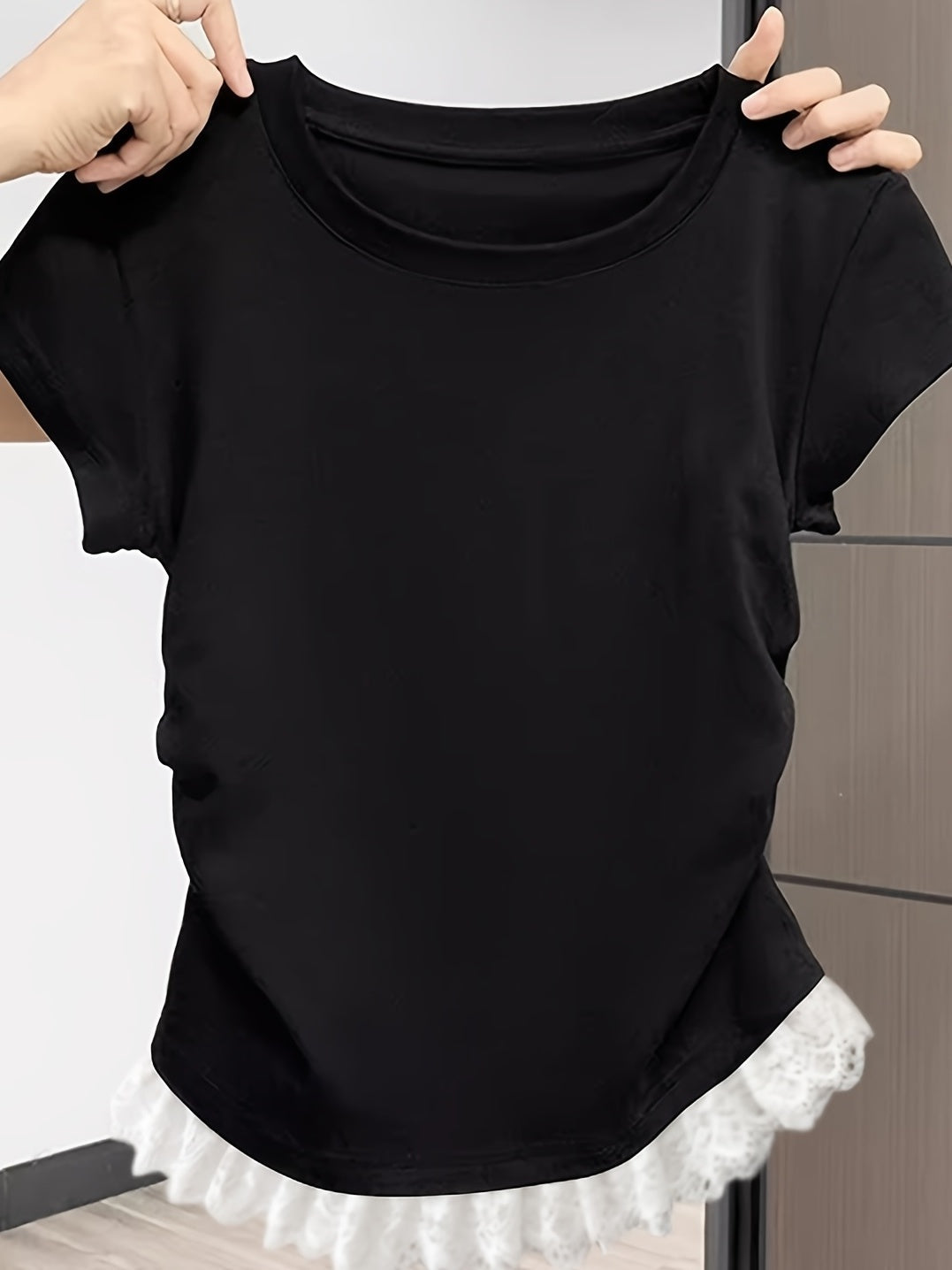 T-shirt femme élégant à manches courtes avec détail plissé et finition dentelle – Style décontracté et chic