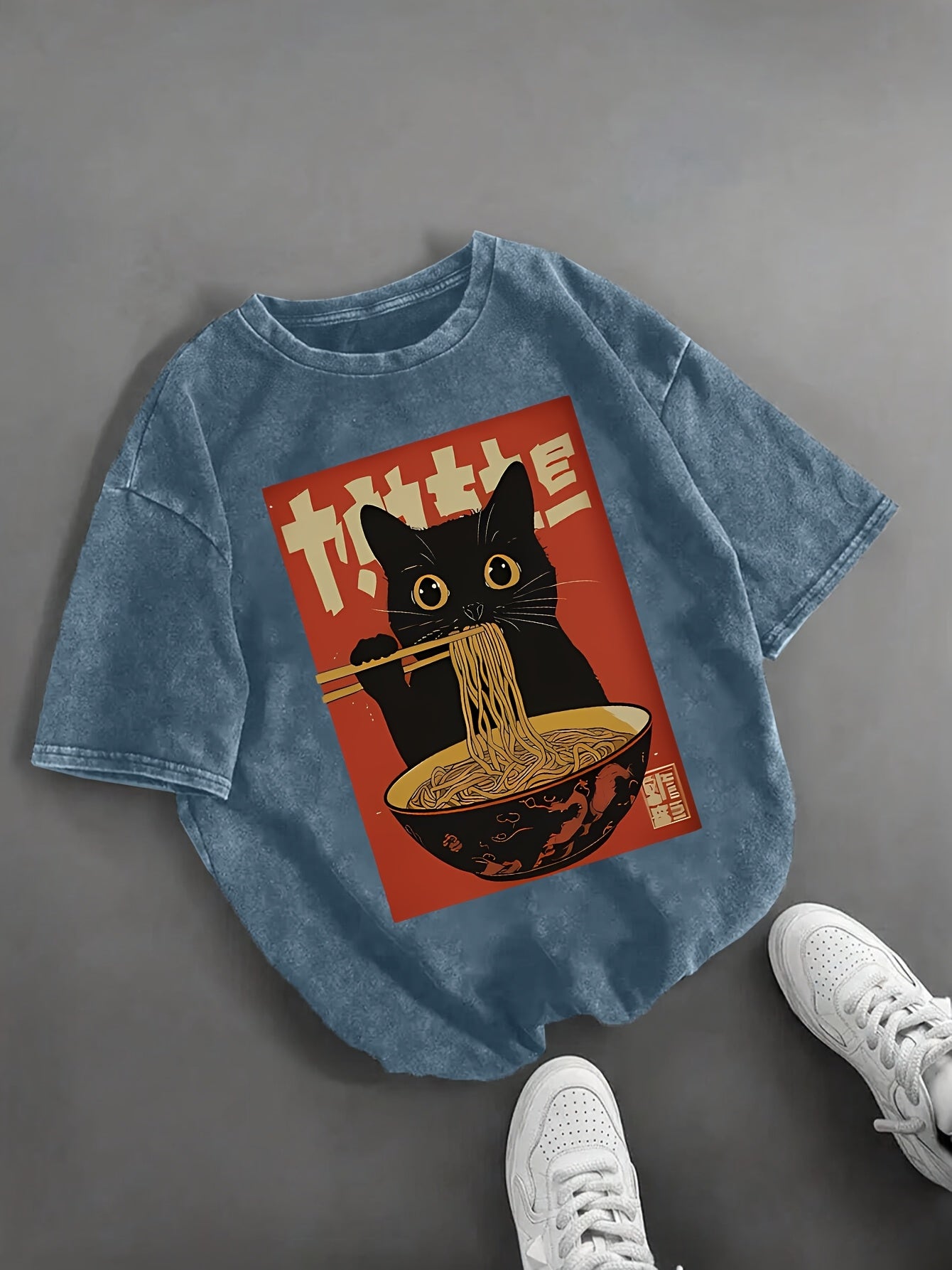 T-shirt Femme Style Vintage avec Chat Mangeant des Nouilles – Graphique Japonais, Décontracté et Original