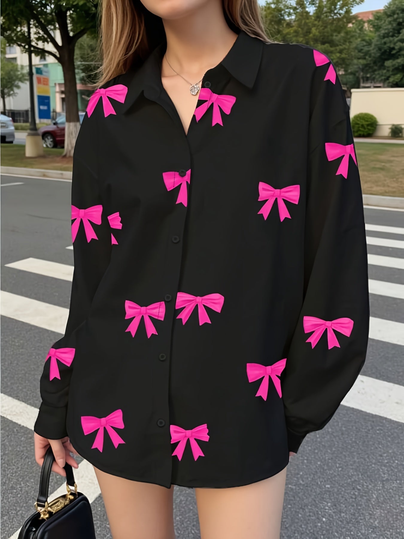 Chemise Femme Noire à Nœuds Roses Manches Longues Boutonnée