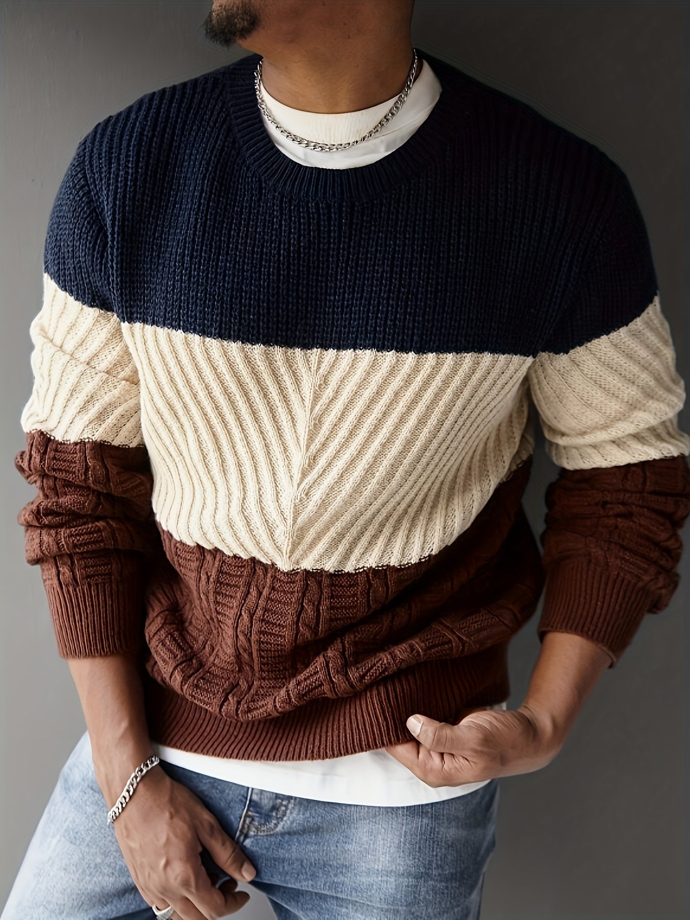 Pull homme tricoté à rayures color block bleu marine, beige et marron