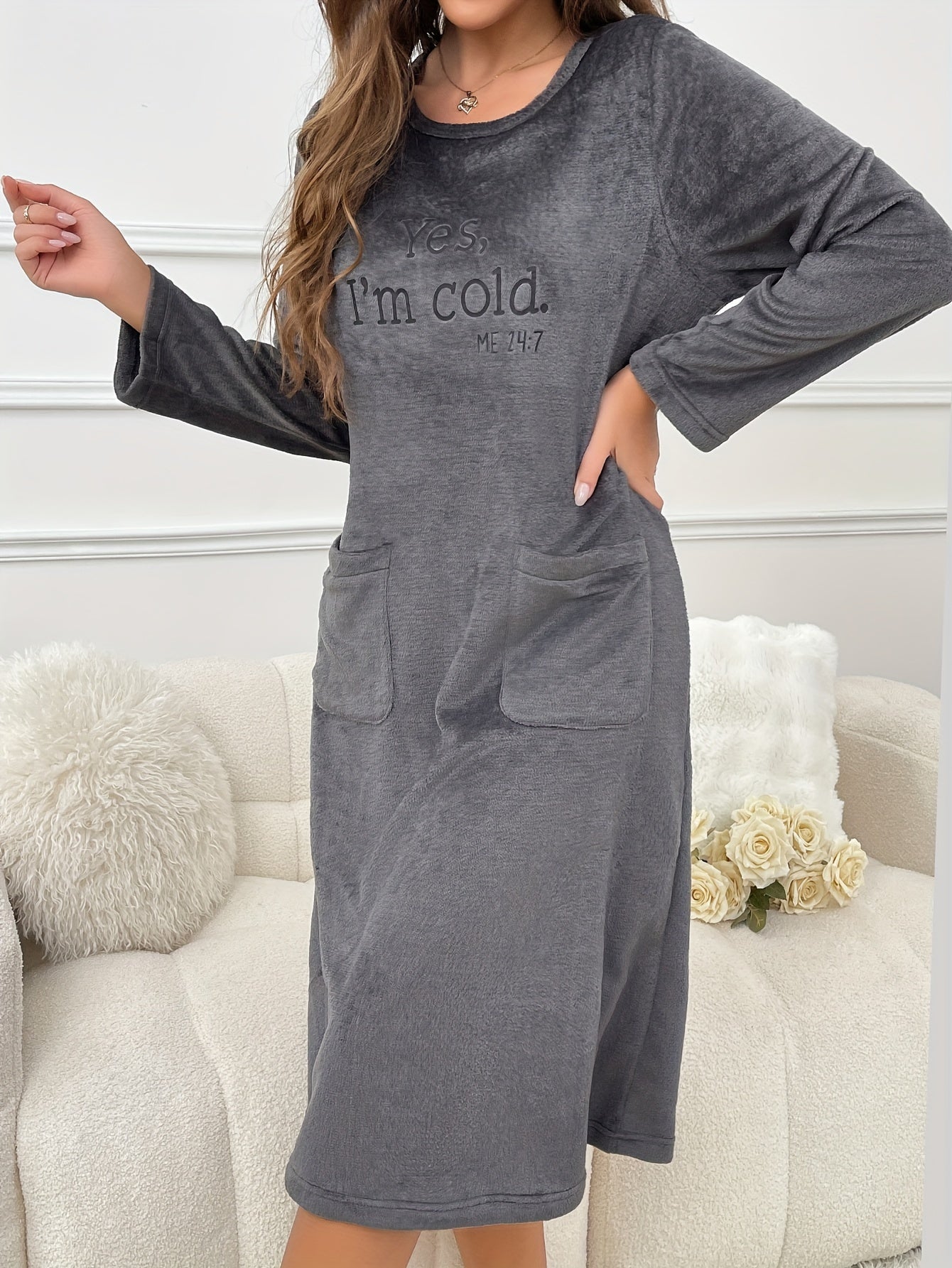 Robe de Nuit en Polaire Douce Femme - Manches Longues, Col Rond, Poches, Motif Brodé "Yes, I'm cold."