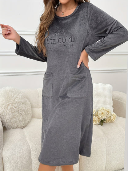 Robe de Nuit en Polaire Douce Femme - Manches Longues, Col Rond, Poches, Motif Brodé "Yes, I'm cold."