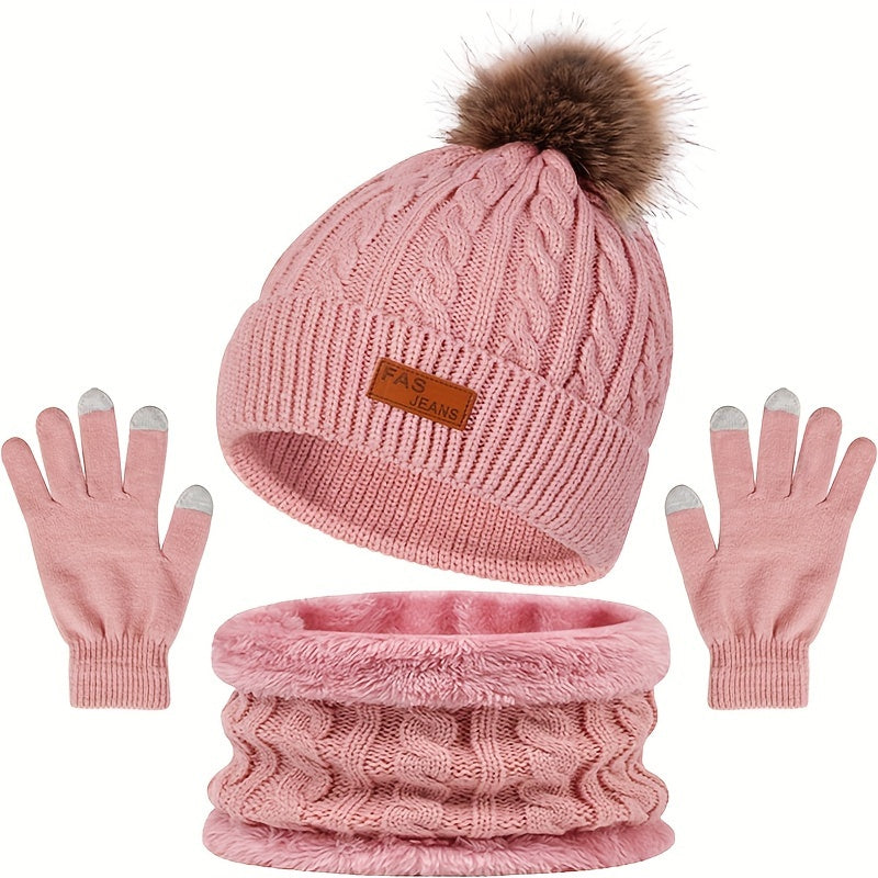 Set van gebreide muts, handschoenen en sjaal met kabelpatroon en pompon