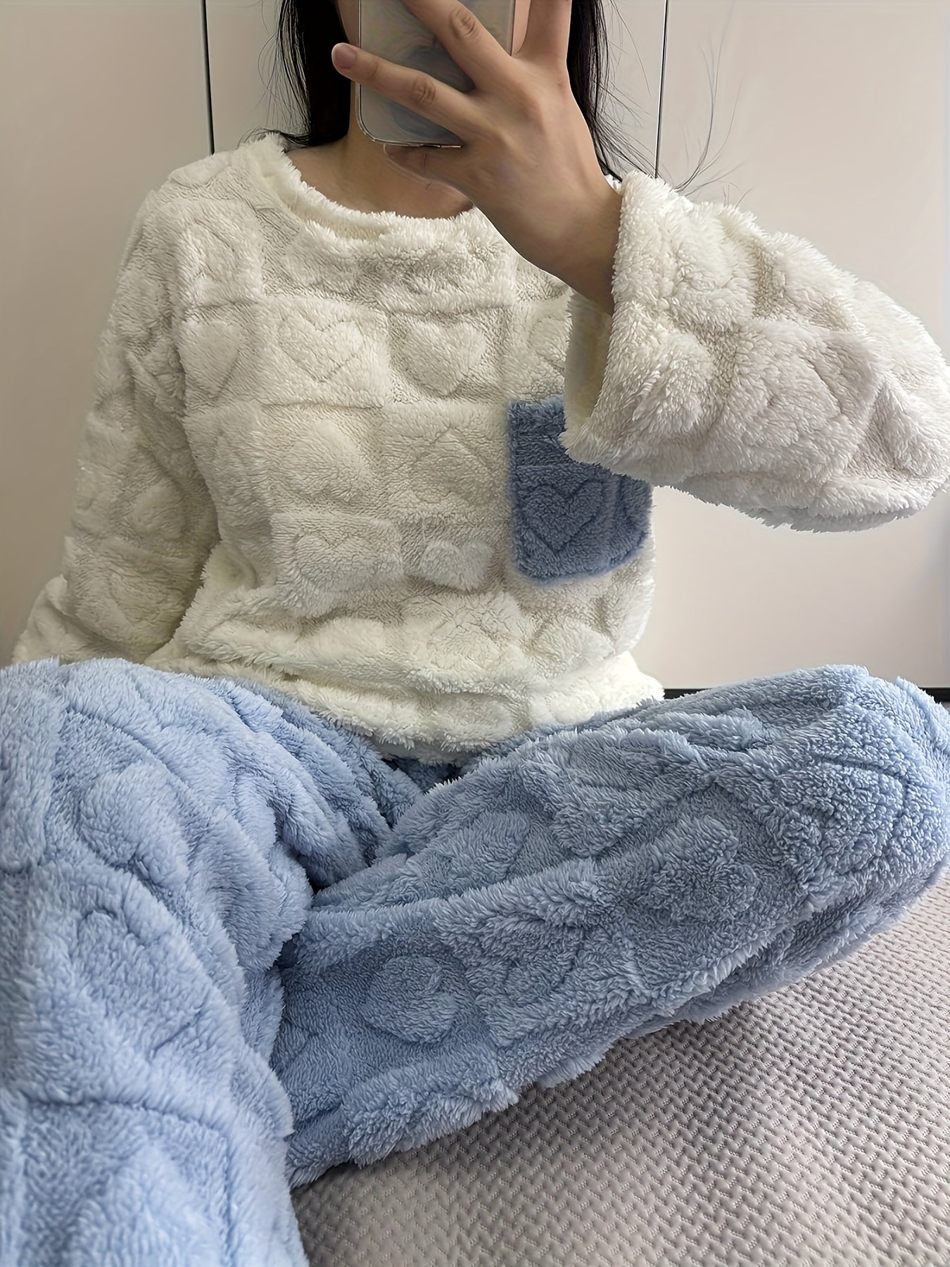 Pyjama Femme Doux Bicolore Motif Cœurs avec Poche Poitrine