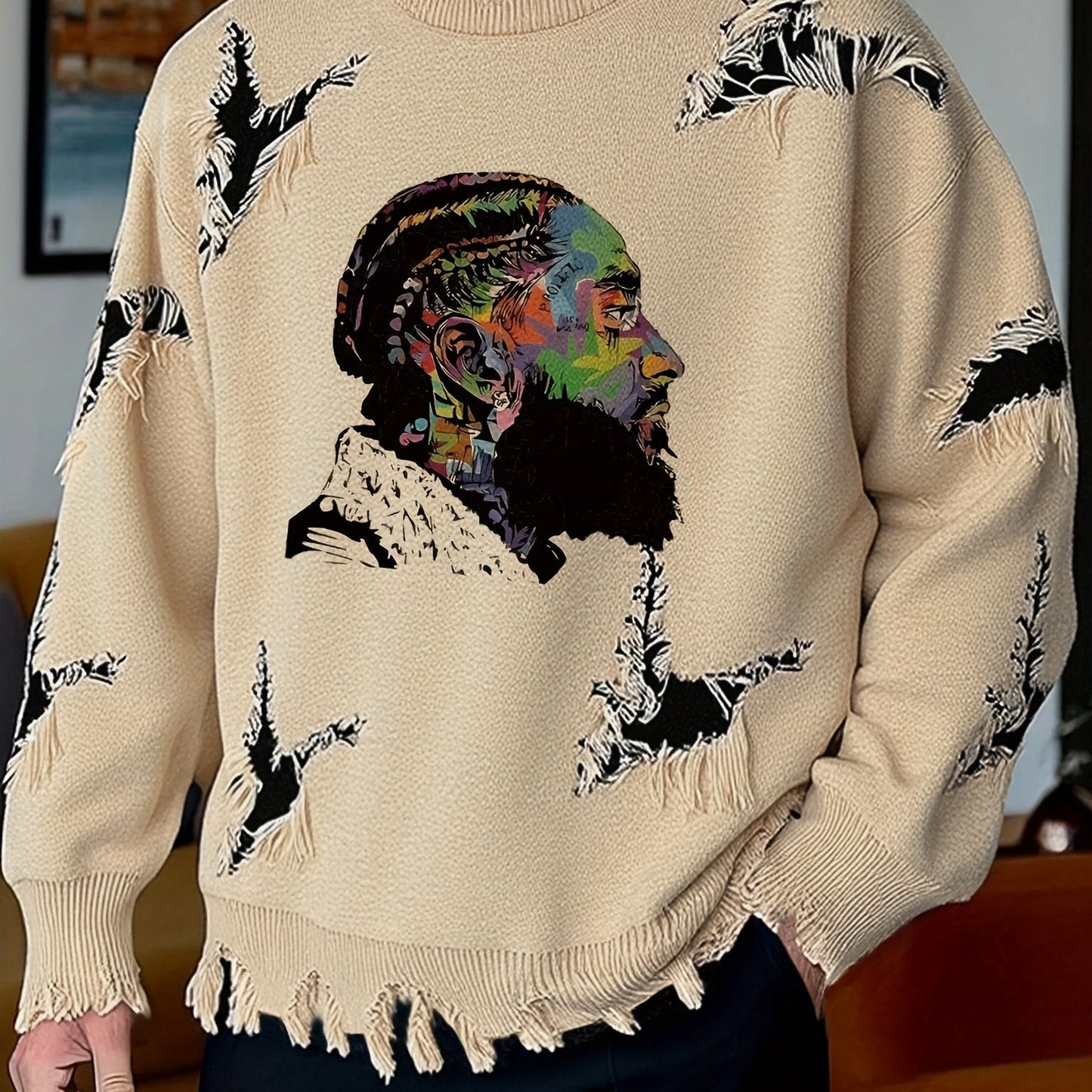 Pull homme décontracté beige à col rond avec motif visage coloré et détails déchirés