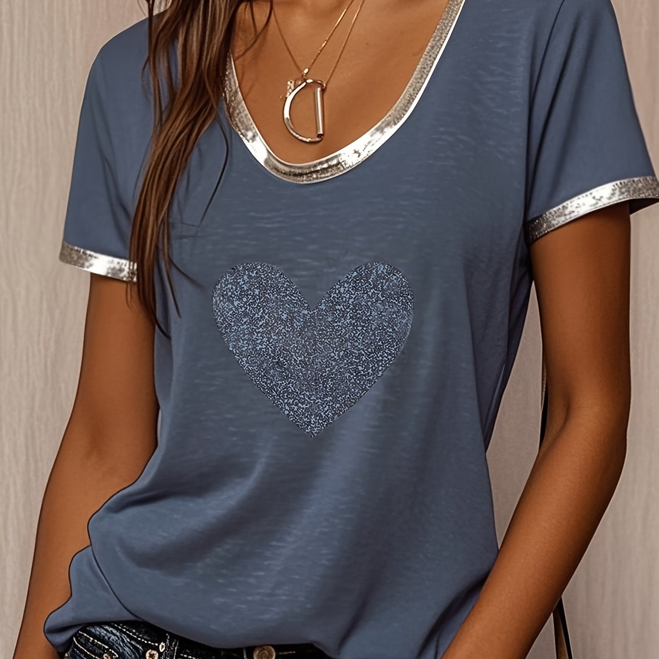 T-shirt décontracté femme à motif cœur brillant et détails métalliques – Style tendance pour sorties et quotidien