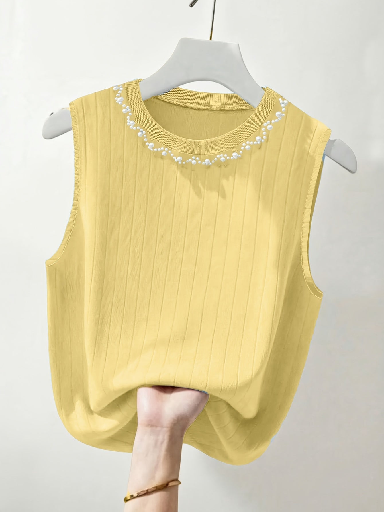 Elegante dames mouwloze top met parelmoerlook en ronde hals, geschikt voor uitgaan of kantoor
