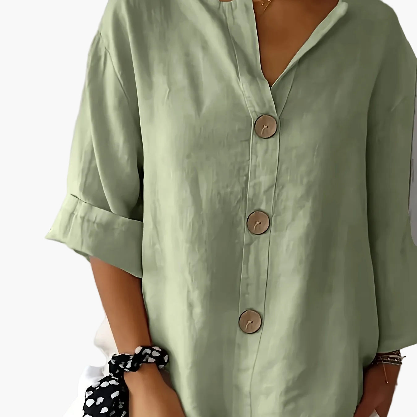 Afslappet damebluse med knapper i elegant og alsidig stil