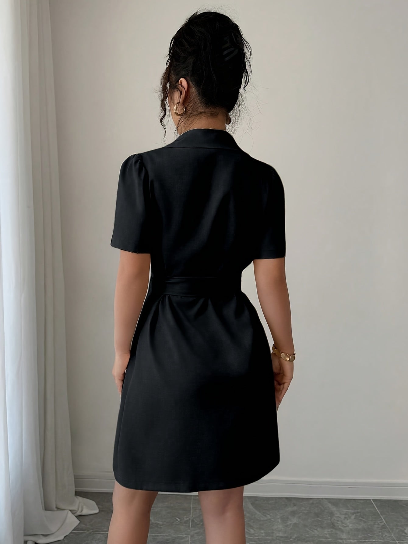 Elegantes Damen-Blazerkleid mit kurzen Ärmeln und Doppelknopfverschluss für Büro und besondere Anlässe  
