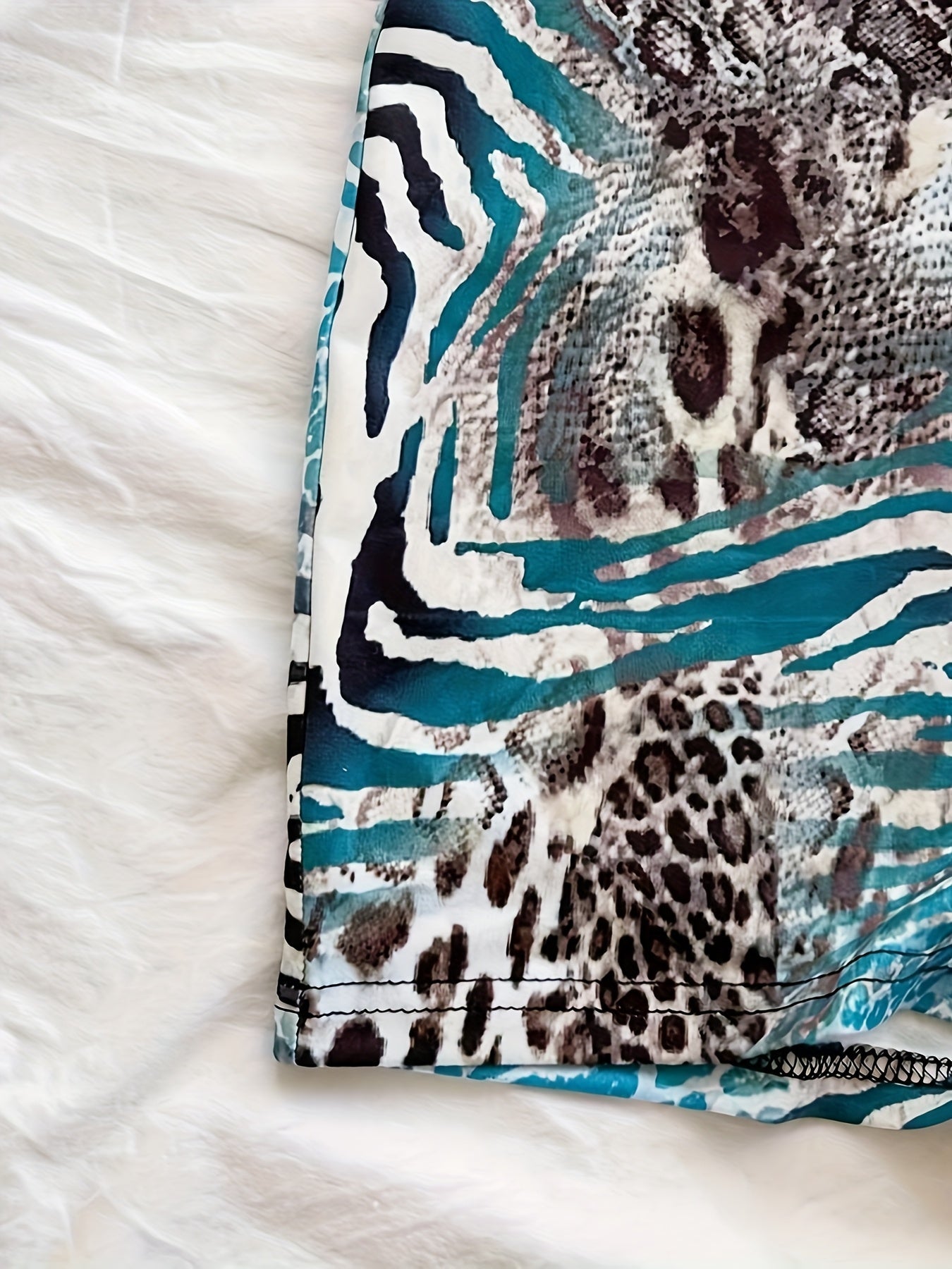 Combinaison short une pièce femme style animalier, décolleté plongeant, tendance été, idéale plage et vacances