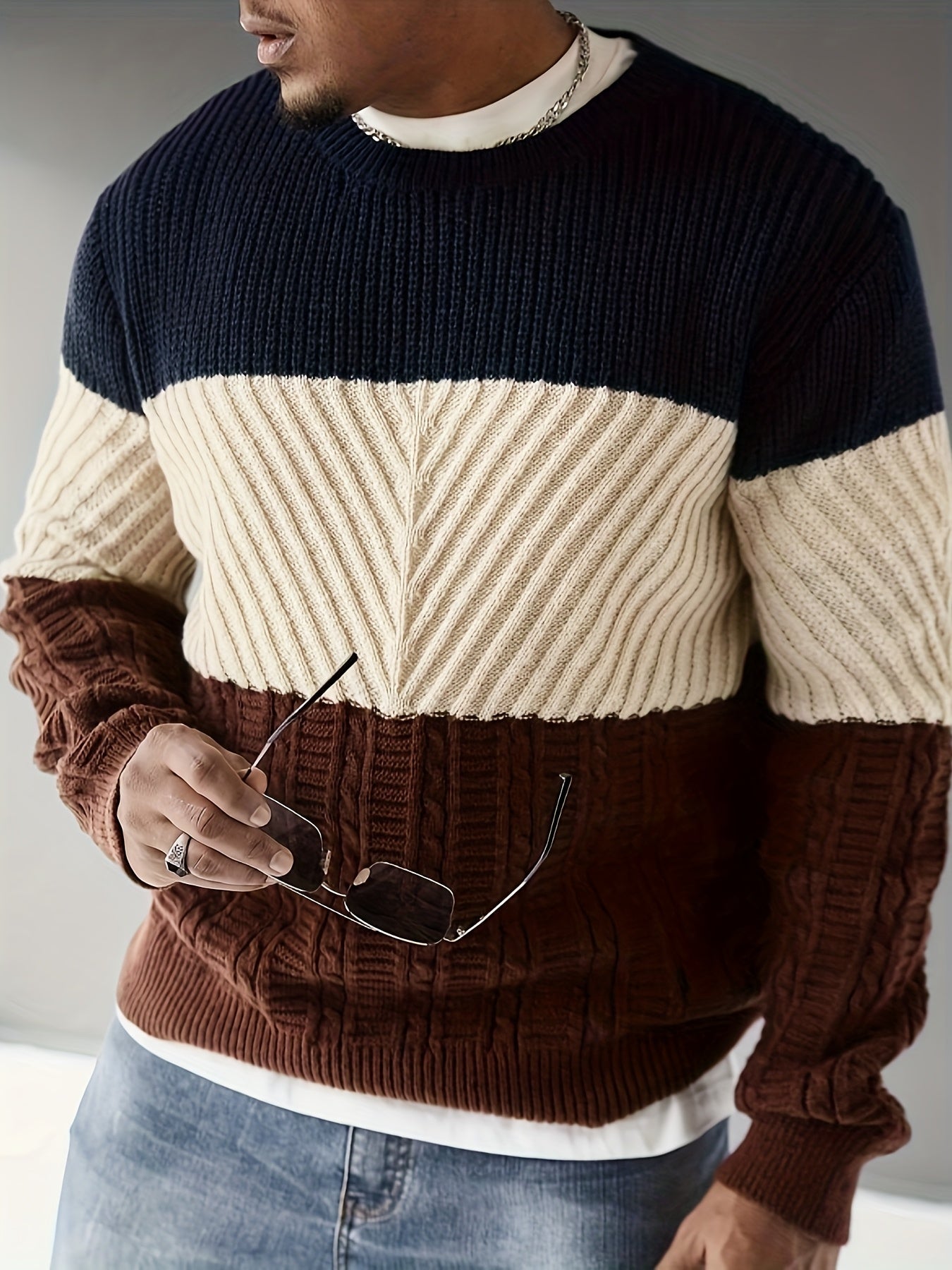 Pull homme tricoté à rayures color block bleu marine, beige et marron