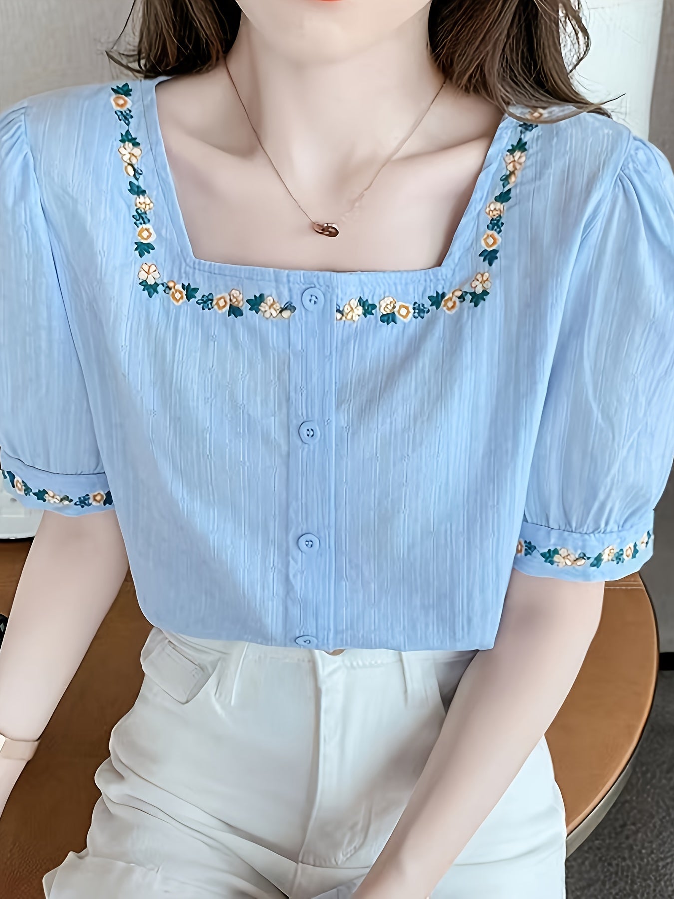 Elegant women's blouse with square neckline and floral embroidery, casual spring-summer style